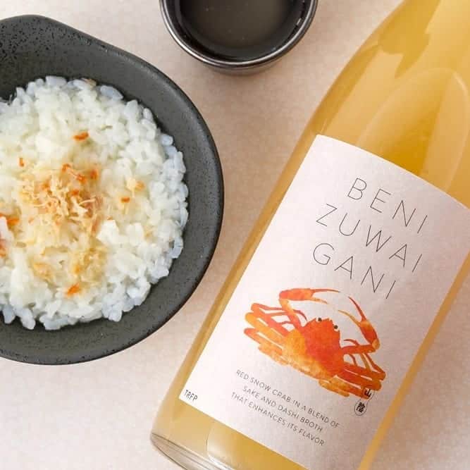 KURAND@日本酒飲み放題さんのインスタグラム写真 - (KURAND@日本酒飲み放題Instagram)「話題の海鮮リキュール カニのお酒が実在します。  『 BENIZUWAIGANI 』  専門家のつくる “合わせ出汁” と “紅ズワイガニの身” を贅沢に使用した 斬新な海鮮リキュールです。  ホットで出汁割りのように飲んだり、 カニ雑炊や茶碗蒸しにしても とても美味しく召し上がれます。  お客様アンケートをもとに、 ブラッシュアップしました。  新感覚のお酒、 ぜひご体験ください。  お酒の詳細やお買い物は、 ﻿ プロフィールページのリンク先より 公式ホームページからご確認ください。 ﻿  ▼ まずはプロフィールへ @kurand_info﻿ ﻿ #kurand #海鮮酒 #BENIZUWAIGANI #出汁 #だし割り #カニの身入り  #商品紹介 #お酒なう #お酒ライフ #レア酒 #満足感 #カニのお酒 #🦀 #オンライン #ストア #お酒ギフト」8月3日 15時34分 - kurand_info