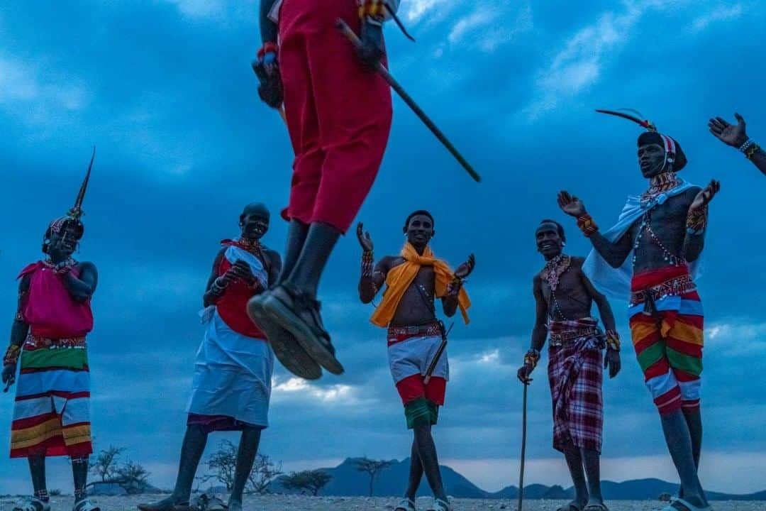 ナショナルジオグラフィックさんのインスタグラム写真 - (ナショナルジオグラフィックInstagram)「Photo by Pete McBride @pedromcbride  Samburu warriors sing and dance in the arid landscape of Kenya. The male warriors, known as moran, are the defenders of the pastoralist Samburu tribe. Singing, clapping, and dancing are integral to their traditional ceremonies—as well as a way of socializing. Some Samburu have been on the front lines of conservation efforts throughout northern Kenya. To see more from Kenya, follow @pedromcbride. @savetheelephants #Kenya #dance #Samburu」8月3日 15時39分 - natgeo