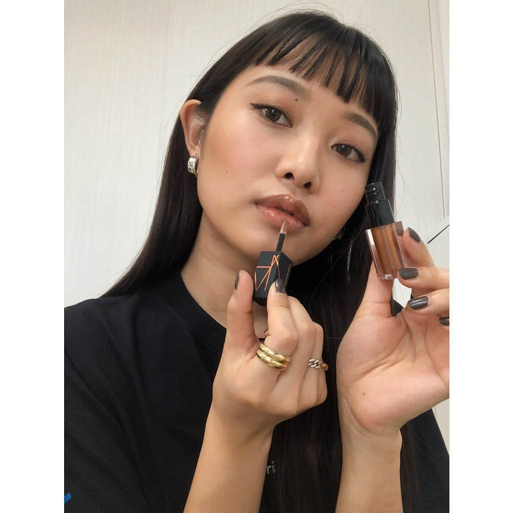 阿部紫夕那さんのインスタグラム写真 - (阿部紫夕那Instagram)「. @narsissist から8/9に発売される 「NARS ミニ ラグナ リップ&チークデュオ」なんだけど この手のひらに乗るくらいのミニサイズが 持ち運びもしやすいし可愛すぎる😍❤️ . このチークデュオはブラウン系のカラーだから シェーディングとしても使えるから 私は今回シェーディングとして使ったよ👍 肌が暗めの私でもしっかり発色してくれた☺️ . リップも今回は一本使いしてるんだけど なにか色味のあるものの上に重ねても可愛くなりそう😲🤎 ツヤ感があるリップだけどベタベタしなくて、 本当にリップクリームみたいな感じだから つけ心地もよかった🥰 . #ミニラグナリップアンドデュオ #narsissist」8月3日 15時43分 - shunatan317