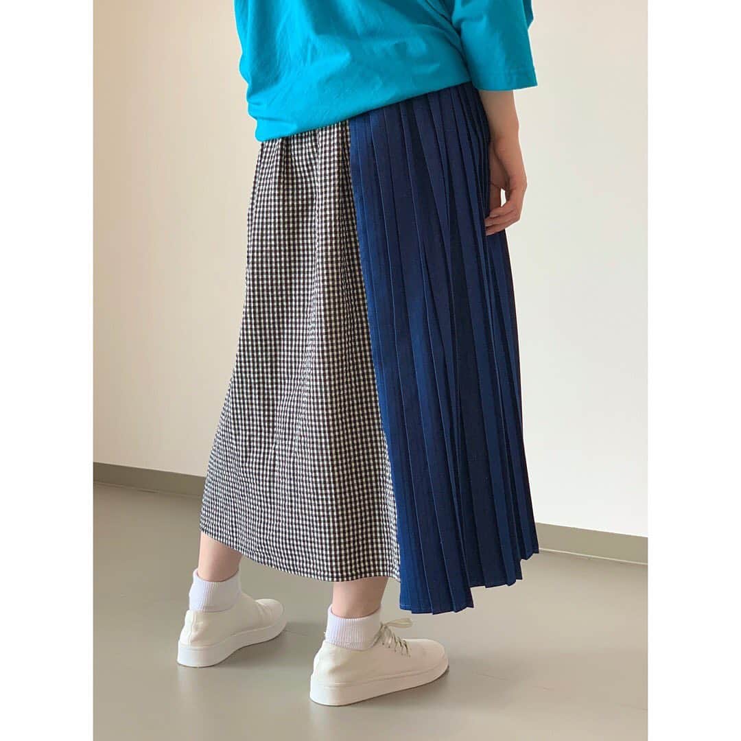 ネ・ネットのインスタグラム：「SPECIAL THANKS FAIR 開催中。今なら【2buy10%OFF】でお得にお求めいただけます。﻿ ﻿ pickable  pleats﻿ フレアスカートにデニムのプリーツパーツを重ねた見た目も楽しいコンビスカート。プリーツパーツは着脱可能で、外すとフレアスカートとしてもお使いいただけます。﻿ ﻿ ※公式オンラインショップHUMORではログイン後、特別価格にてご覧いただけます。﻿ ﻿ #ネネット #nenet #spring #summer #2020 #collection #specialthanksfair #specialprice #2buy10パーセントoff #期間限定  #fashion #tokyo #japan #pickable #pleats #skirt #recommend」