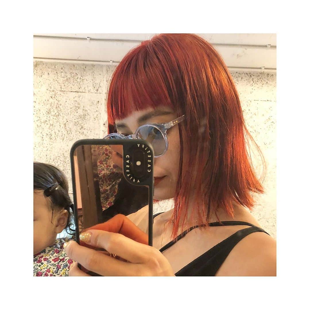 小泉梓さんのインスタグラム写真 - (小泉梓Instagram)「やっと行けたぜ美容室。  最近これやりたい！的なカラーや髪型があまりなくて、やんちゃガールのこちびがいると中々頻繁にお手入れにも行けないので、カラーのなかでも色落ちのスピードが遅いのがいいなぁと赤髪になりました。  光によってはオレンジだったり、バイオレットだったり見え方がかわる。  とっても濃くカラー入れてもらいました。  やっと梅雨明けしたし、この夏は母ちゃん派手にいこうと思いまする。  山本さん、ありがとう。  #美容室　#ヘアサロン　#ヘアカラー  #ヘアカット　#前髪  #前髪カット　#赤髪　#シャンクス　#ボブ　#hairstyle #haircolor #hairsalon #bloc #ちびの最初の一言はママレッドだね」8月3日 15時43分 - azusan111