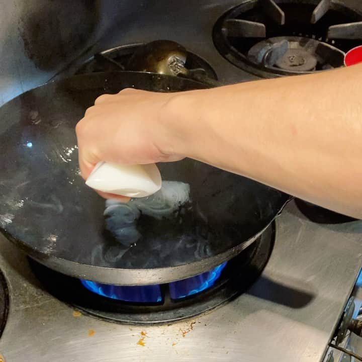 のインスタグラム：「名物！ガーリックチャーハン！  昔中華仕立てにニンニクを効かせた魚金の名物料理です！僕が入社してからも3回はレシピ変わり常にブラッシュアップさせています 鍋の振り方は人様々ですが何より魚金の板前さんは　手際良く中華鍋を振ってまーす  厚焼き玉子とセットで850円（テイクアウト外税）ですのでお土産に是非！ ラード香り冷めてもとても美味しいガーリックチャーハンですよ  仕入部　片之坂 #フェス#新橋#玉子#居酒屋#銀座#京橋#さんま#海鮮丼#刺身#吉祥寺#オイスター#池袋#さんま#鶴屋町#刺身盛り合わせ#パエリア#渋谷#魚好きと繋がりたい #レモンサワー#チャーハン#神楽坂#横浜グルメ#飲酒タグラム #野菜たっぷり#日本酒好きな人と繋がりたい #どんぶり#うなぎ#ステーキ#金目鯛 #yummy」