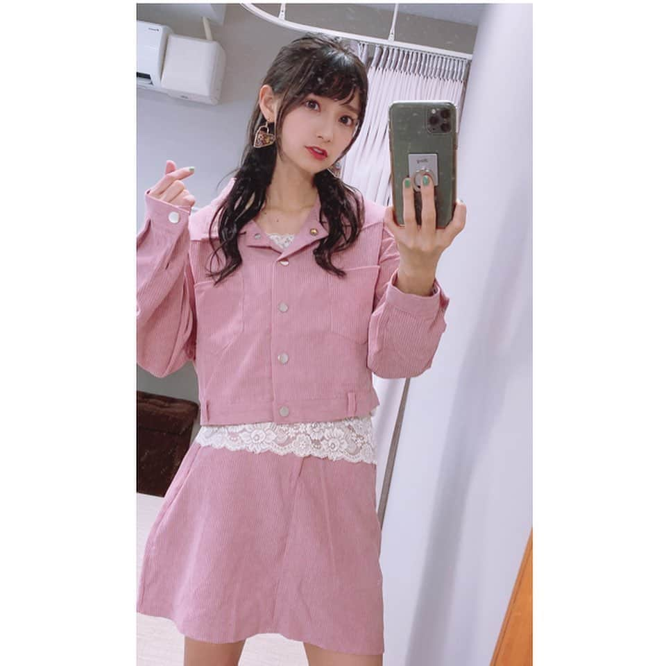 高野麻里佳さんのインスタグラム写真 - (高野麻里佳Instagram)「. . エクステを付けている間に ショートだと着こなせるか 自信ない系の服を楽しんでいます𖠋 . この雰囲気、陽キャっぽくて いつもより活発的な自分になれる …………気がする☻ . 大きめハートのイヤリング 滅茶苦茶可愛くないですか？ 中に本物のお花が入ってるんです❁ . （最後の写真はお家スタイル）」8月3日 15時46分 - marika_kohno