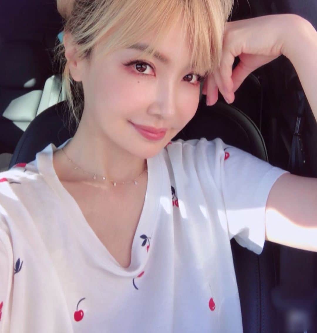 のインスタグラム：「🍒🍒日本は梅雨がようやく開けたそうですね☀️❣️ お天気だと気持ちも明るく前向きになりますよね🥳🎉❣️ こちらは毎日お天気で青空が続いています🌴🦩🌴🦩❣️ 毎日ステイホームしながら、たまに気晴らしに近くをドライブしたりしています😊 こちらでも厳重に気を付けて過ごしていま〜す👍🏻 （写真撮影のみ、マスクと手袋は外しております） 皆さまも。もくれぐれも気を付けて下さいね🍒🍒 #LA#lifestyle #travel #fashion #beauty #risahirako」