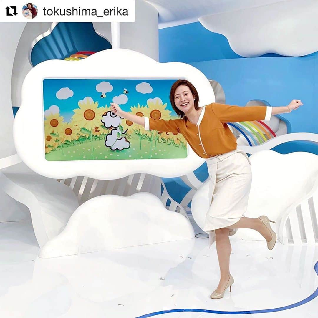 ZIP!さんのインスタグラム写真 - (ZIP!Instagram)「🌻いよいよ本格的に夏だなぁ〜 . #Repost @tokushima_erika ・・・ *﻿ 今朝のオンエアから﻿ モニターの中もすっかり夏仕様です🌻﻿ ﻿ #ちなみに先週までは何のお花だったか覚えてますか…？🤔 #暑さがこたえますね﻿ #水分塩分しっかり補給してください🌞﻿ #今週は桝さんが夏休みのため﻿ #毎日こちらのスタジオからお伝えします✨✨﻿ #ZIP!🌈」8月3日 15時57分 - ntvzip