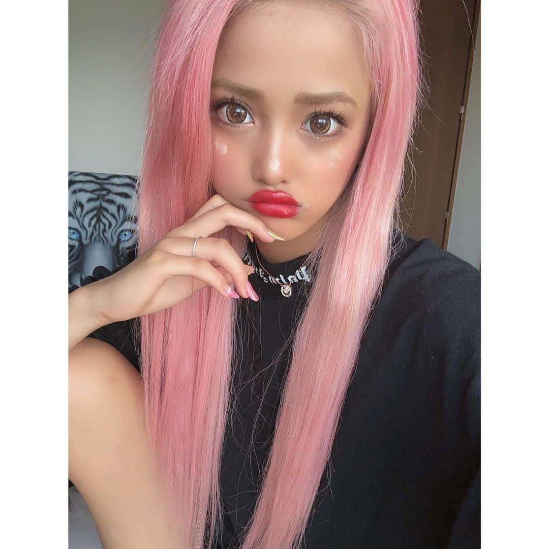 石垣千菜美のインスタグラム：「むっ。  髪の毛ピンクロング持続中…💓  #ぎゃる  #ピンクヘアー  #お気に入り  #今日も頑張ろう」