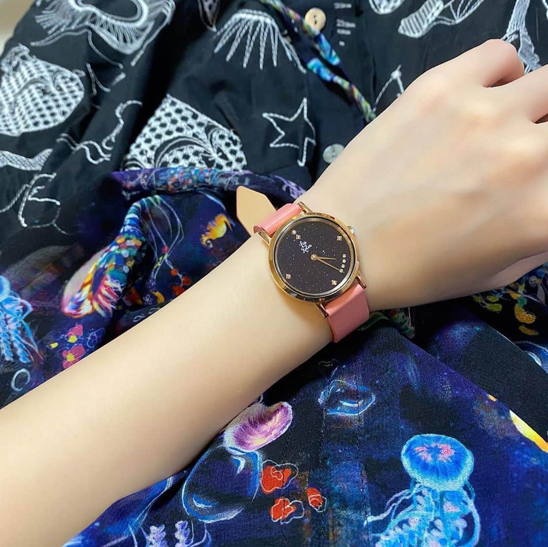 桜咲千依のインスタグラム：「リアクレアさんの腕時計をご紹介✨  ハワイの星空をイメージして作られたブランドさん☆*°  文字盤がキラッキラしてて凄く綺麗です✨ ベルトのピンクもいいアクセントになるので、夏服黒ばっかりの私を明るくしてくれます( *´꒳`* )  購入の際にこちらのクーポンコードを入力すると10%OFFになるので是非是非使ってね❤ 「ousakgza」 ※1年間有効です🐈  可愛い時計大好き☺✨  #腕時計 #liakulea #腕時計 #時計 #腕時計倶楽部 #手元倶楽部#リアクレア」