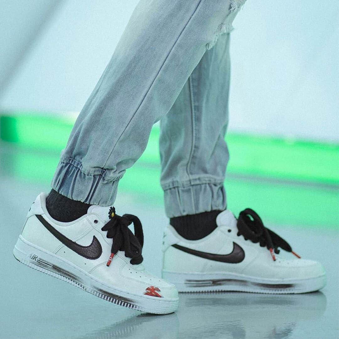 HYPEBEASTさんのインスタグラム写真 - (HYPEBEASTInstagram)「@hypebeastkicks: Take an on-feet look at the @peaceminusonedotcom x Air Force 1 “Para-Noise 2.0.” Wrapped in a white-tone painted upper with an original artwork hidden underneath, the shoe features additional details in the form of a contrasting black tumbled leather Swoosh branding, black embroidered daisy motifs and a white sole unit with haphazardly applied strokes of black paint. It’s slated to drop sometime in September for $220 USD, but stay tuned for official notes. ⁠⠀ Photo: @repgod888」8月3日 16時16分 - hypebeast