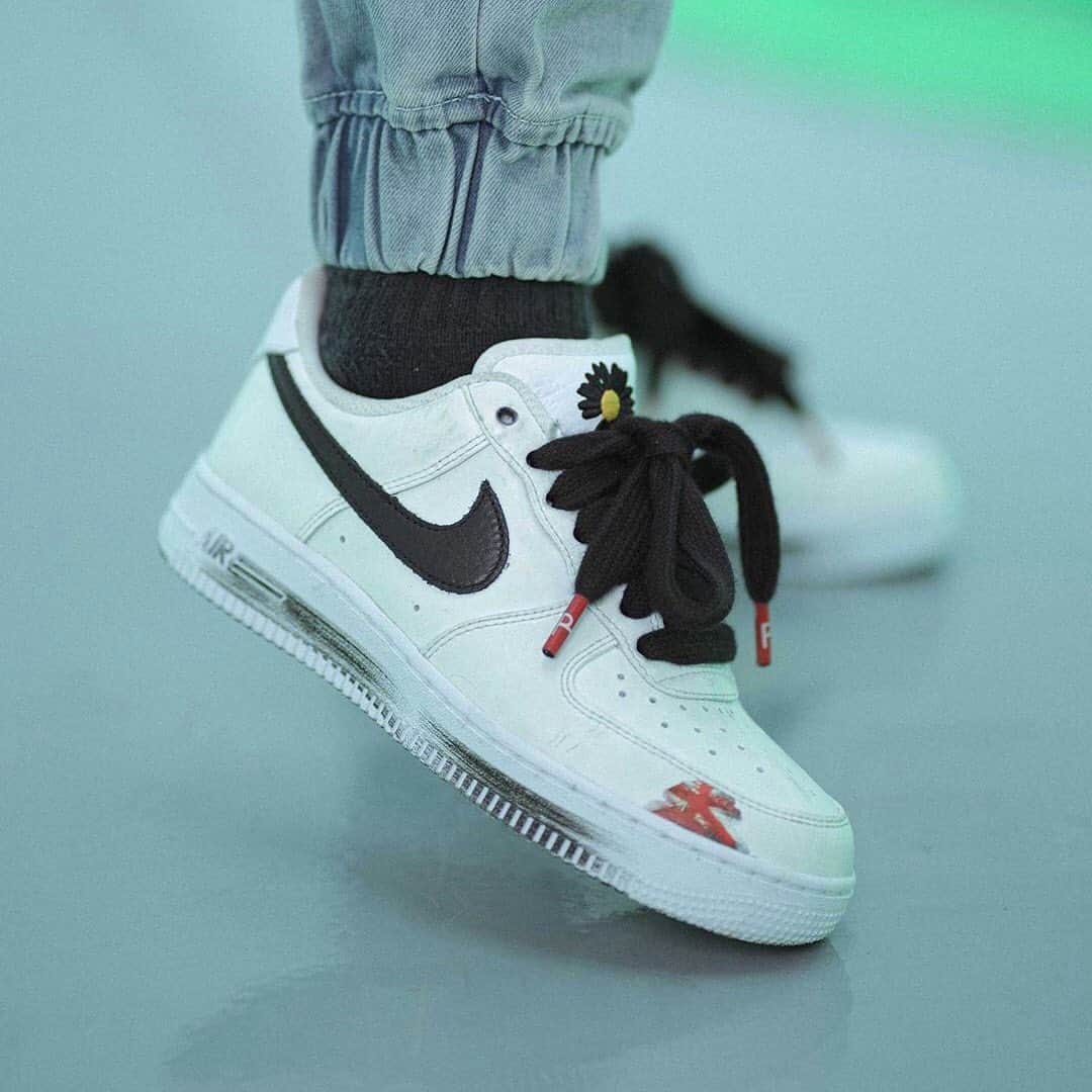 HYPEBEASTさんのインスタグラム写真 - (HYPEBEASTInstagram)「@hypebeastkicks: Take an on-feet look at the @peaceminusonedotcom x Air Force 1 “Para-Noise 2.0.” Wrapped in a white-tone painted upper with an original artwork hidden underneath, the shoe features additional details in the form of a contrasting black tumbled leather Swoosh branding, black embroidered daisy motifs and a white sole unit with haphazardly applied strokes of black paint. It’s slated to drop sometime in September for $220 USD, but stay tuned for official notes. ⁠⠀ Photo: @repgod888」8月3日 16時16分 - hypebeast