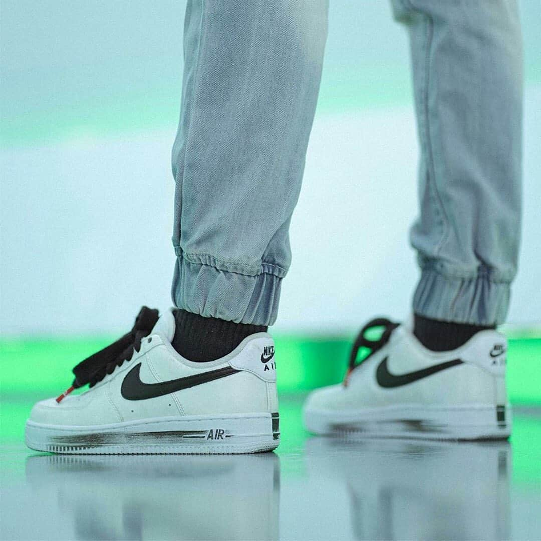 HYPEBEASTさんのインスタグラム写真 - (HYPEBEASTInstagram)「@hypebeastkicks: Take an on-feet look at the @peaceminusonedotcom x Air Force 1 “Para-Noise 2.0.” Wrapped in a white-tone painted upper with an original artwork hidden underneath, the shoe features additional details in the form of a contrasting black tumbled leather Swoosh branding, black embroidered daisy motifs and a white sole unit with haphazardly applied strokes of black paint. It’s slated to drop sometime in September for $220 USD, but stay tuned for official notes. ⁠⠀ Photo: @repgod888」8月3日 16時16分 - hypebeast