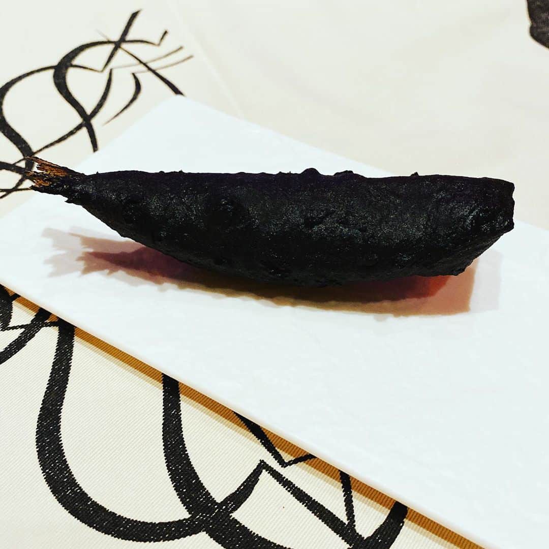 東森美和のインスタグラム：「先日頂いたお料理…真っ黒😏 お魚まるごとイカ墨フリットな感じでした。黒ぽんや😍」