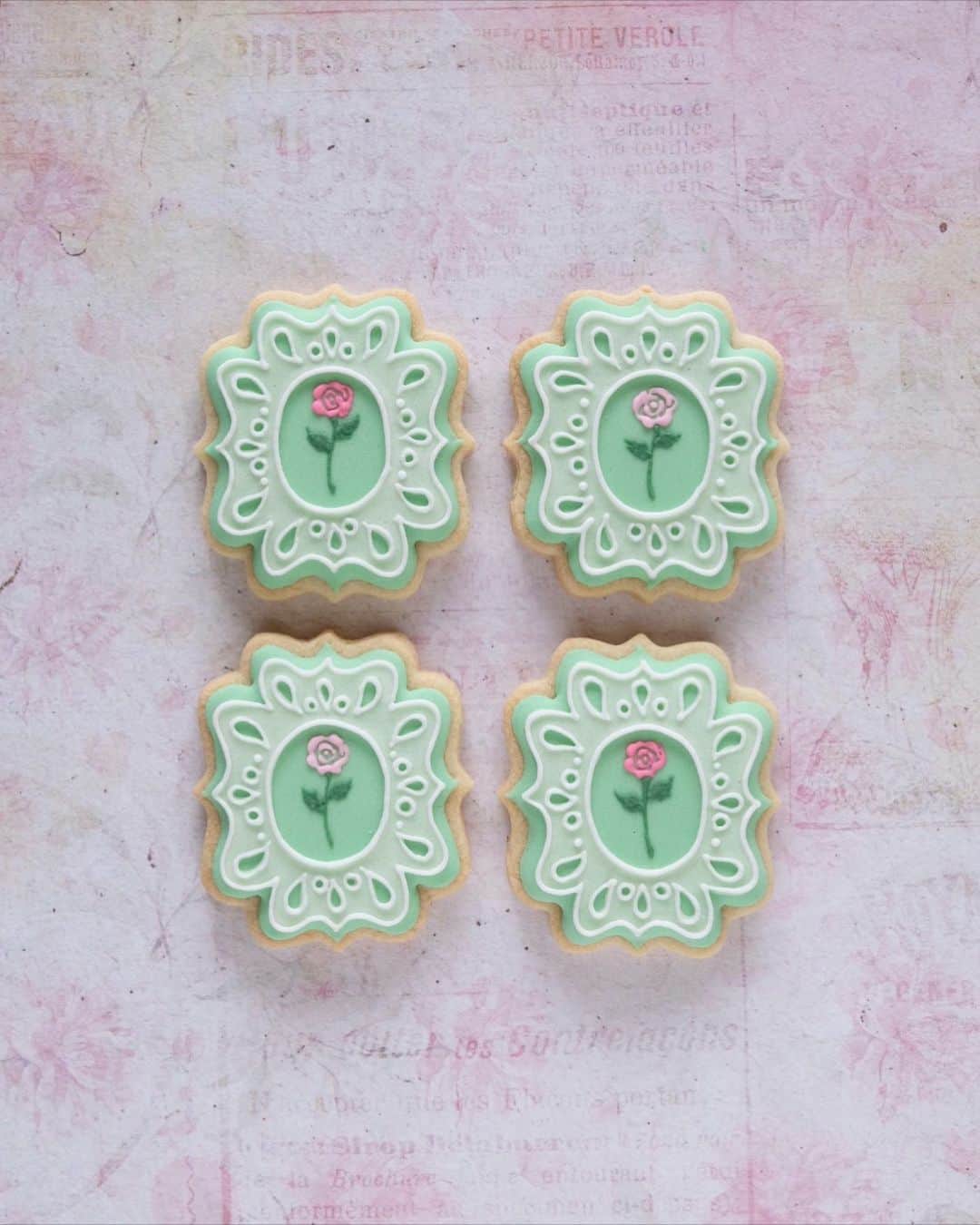 KUNIKAのインスタグラム：「Petit rose brooch cookies 🌹﻿ ﻿ #artofkunika」