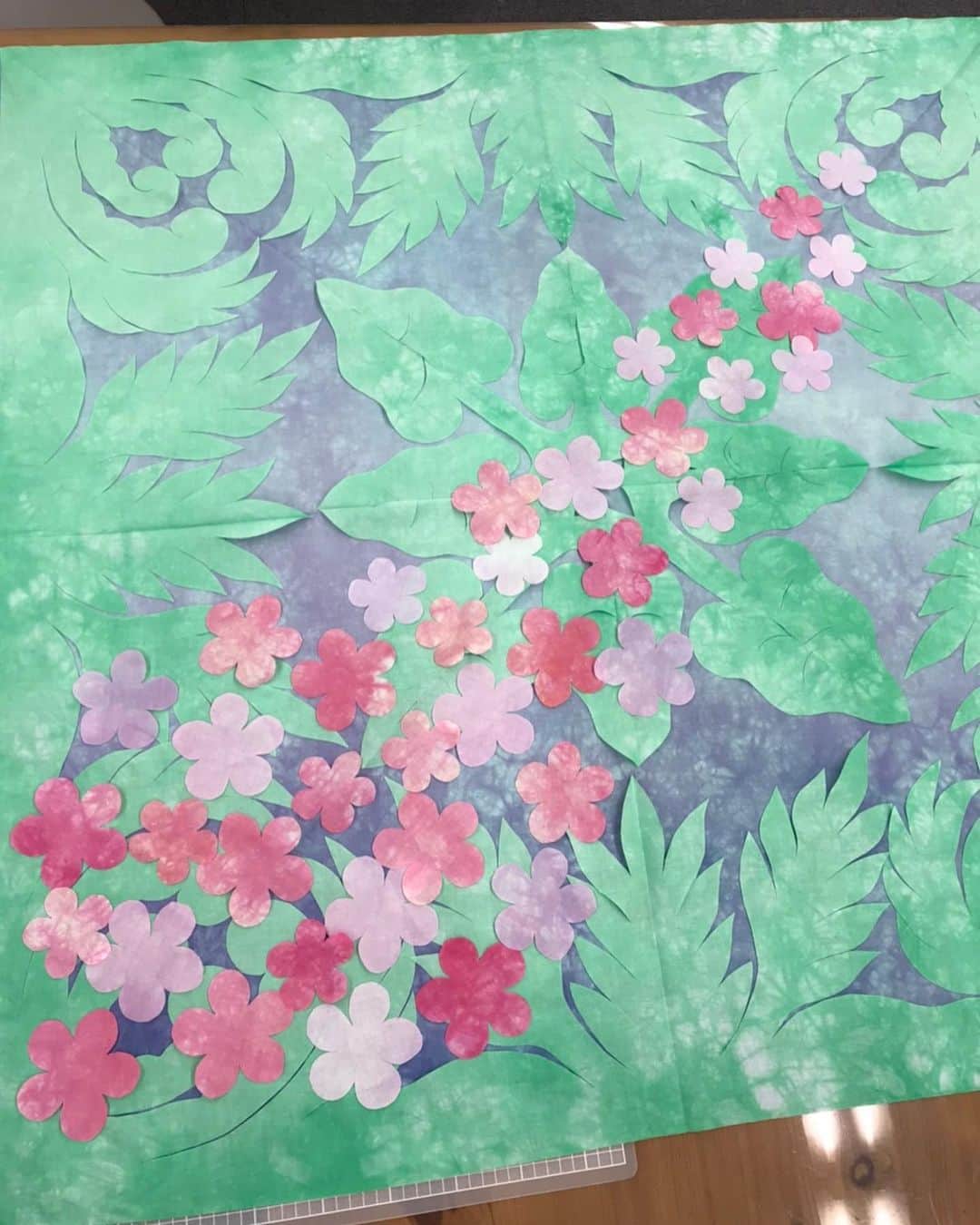 キャシー中島さんのインスタグラム写真 - (キャシー中島Instagram)「*﻿ 今日は名古屋教室です。﻿ 新幹線が好きな私はご機嫌です🚄﻿ ﻿ 名古屋キャシーマムのキットのカットをしています。﻿ プルメリアをいっぱい咲かせました。﻿ 素敵なキルトになりそうよ❤️❤️﻿ ﻿ 中級の生徒さんの大きなキルト、﻿ まつり縫いが終わってこれからキルティングに入ります。﻿ キルトラインを書いています✏️﻿ 頑張ってキルティングしてね❣️﻿ ﻿ ﻿ #キャシー中島#kathynakajima﻿ #キャシーマム#kathymom﻿ #キルト#ハワイアンキルト﻿ #quilt#hawaiianquilt﻿ #キャシーマム名古屋#キルト教室」8月3日 16時19分 - official_kathynakajima