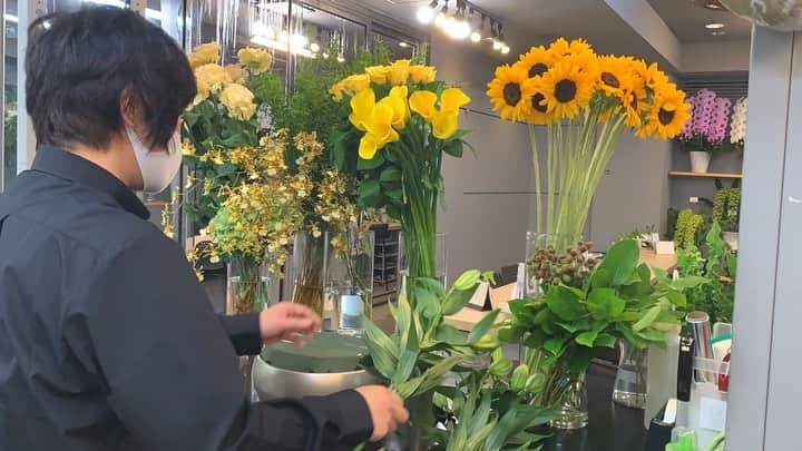 AOYAMA_HANAMOのインスタグラム：「「傘寿（88歳）のお祝いに黄金（こがね）色の花を入れて」というオーダーで、アレンジメントをお作りしました。 使用花材：バラ、ユリ、オンシジューム、カラー、トルコキキョウ、ハイドランジア、ヒマワリ、ブラックベリー、利休草、レモンリーフなど - - - #aoyamahanamo #flowers #flowershop #florist #instaflower #flowergram #flowerstagram #flowerlovers #花 #花屋 #生花店 #フラワー #花のある暮らし #花のある生活 #青山花茂 #バラ #ユリ #オンシジューム #カラー #ヒマワリ #アレンジメント #flowerarrangement #フラワーギフト #flowergift #青山花茂タイムラプス #aoyamahanamotimelapse #タイムラプス #timelapse #timelapseflower」