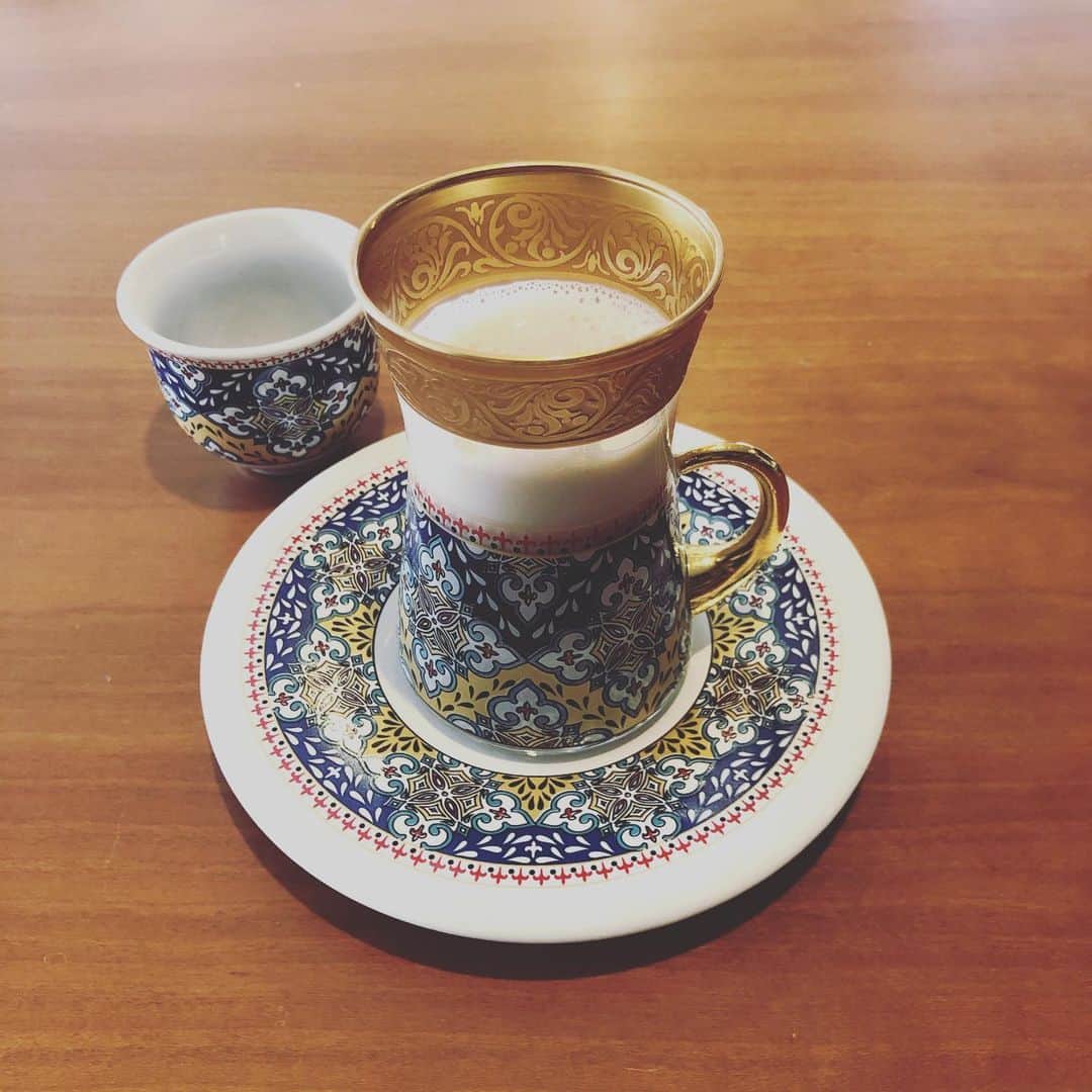 依布サラサさんのインスタグラム写真 - (依布サラサInstagram)「銀フラ(銀座ふらー) していたら、 素敵なトルコ雑貨店が😍 密かにずっと欲しかったチャイグラスがたくさんあって連れて帰りました🎉 チャイでも、コーヒーでも、お茶でも、熱燗でも❣️ 小さいお猪口的なものは、砂糖、ミルク、お茶請け入れたりするそうです！ 見てるだけでかわいい😍 ほとばしるアラジン感♥️ #トルコ雑貨 #チャイグラス　#チャイ　#motiのチャイが好きです　#アラジン　#chai」8月3日 16時21分 - sarasaifu