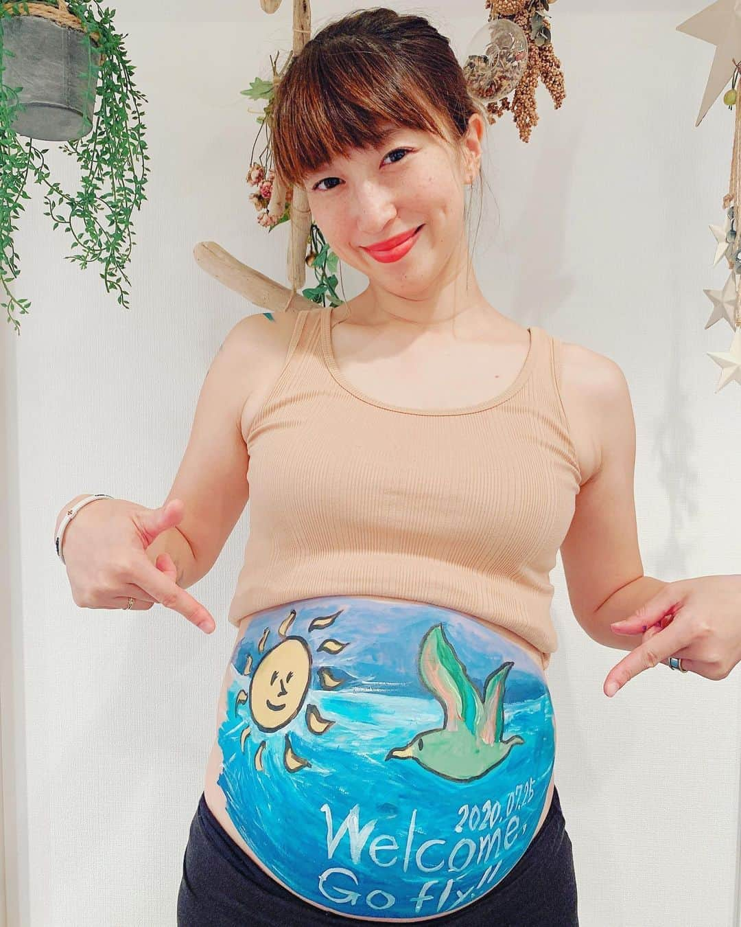 井出由起のインスタグラム：「☆マタニティ🤰ペイント☆  #思い出 #マタニティ #マタニティペイント #えのぐ #maternity #maternityphotography #maternityphoto #ママ #37w #妊婦 #3人目妊娠中」