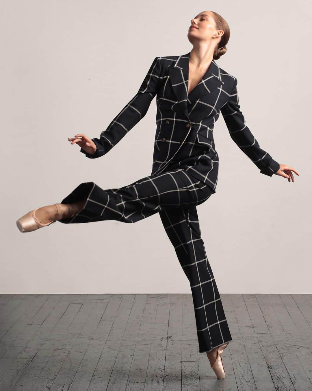 Harper's BAZAARさんのインスタグラム写真 - (Harper's BAZAARInstagram)「Designer Gabriela Hearst (@gabrielahearst) doesn’t want to fill your feed with more of the same lo-fi quarantine content. Instead, she’s sharing breathtaking images of American Ballet Theatre’s (@abtofficial) Christine Shevchenko (@christineshevchenko) and Fangqi Li (@li_fangqi), and New York City Ballet’s (@nycballet) Unity Phelan (@unityphelan), India Bradley (@indiabradleyy), and Olivia Boisson (@toughinatutu) performing arabesques and penchés in breezy aloe linen dresses, crisp windowpane wool suiting, and hand-knit cashmere sweaters from her pre-fall collection, which arrives in her New York and London stores today. Head to the link in our bio to see the full collection and learn more about the socially distanced photo shoot. ⁣ ⁣ Photography: @pascalperich⁣ Movement Direction: @bei_moon⁣ Styling: @ronnie_hart⁣ Makeup: @ingmakeup⁣ Hair: @timothyaylward⁣ Set: @pleasespace⁣」8月4日 1時54分 - harpersbazaarus