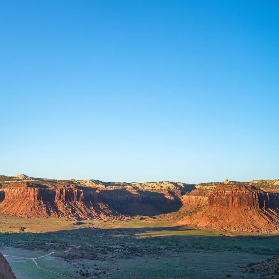 National Geographic Travelさんのインスタグラム写真 - (National Geographic TravelInstagram)「Photos by @michaelclarkphoto  Savannah Cummins climbs Anunnaki (5.11+) at the Optimator Wall in Indian Creek, Utah. Sometimes travel is not just about seeing a new place but also about challenging yourself. #utah #rockclimbing #indiancreek」8月4日 1時56分 - natgeotravel