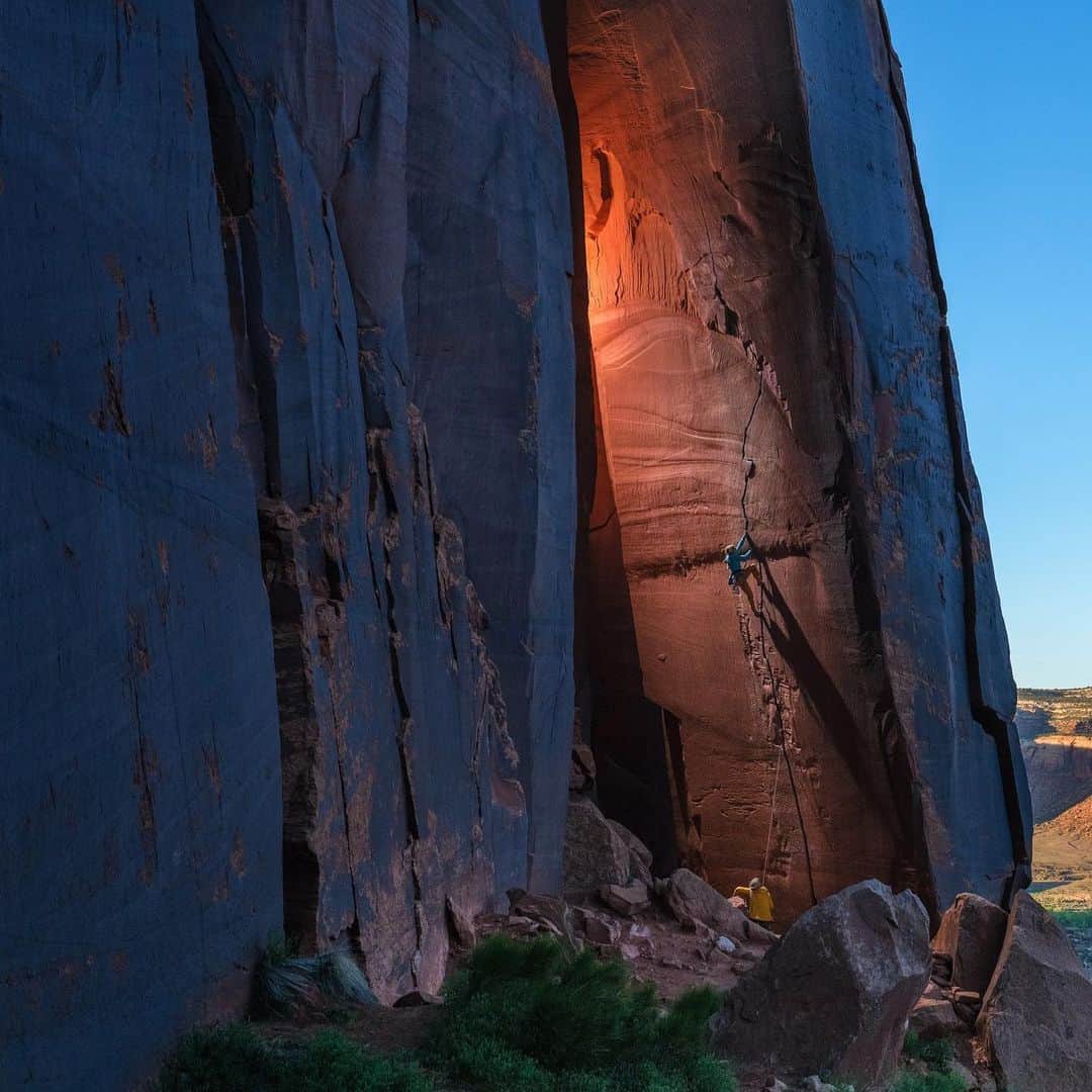 National Geographic Travelさんのインスタグラム写真 - (National Geographic TravelInstagram)「Photos by @michaelclarkphoto  Savannah Cummins climbs Anunnaki (5.11+) at the Optimator Wall in Indian Creek, Utah. Sometimes travel is not just about seeing a new place but also about challenging yourself. #utah #rockclimbing #indiancreek」8月4日 1時56分 - natgeotravel
