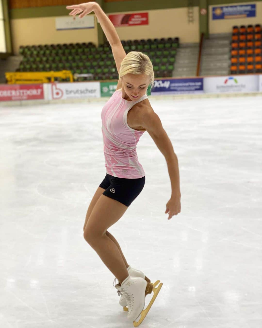 アリオナ・サフチェンコさんのインスタグラム写真 - (アリオナ・サフチェンコInstagram)「Hey everybody! 😊⛸ Would you to #WIN a Pastel Pink Passion Tank Top from the new @chiquesport Limited Edition Summer Collection?🌸☁️ To enter...  ✨ Follow @chiquesport & @aljonasavchenko ✨ Tag 5 friends below ⭐️ EXTRA ENTRY: share to your story and tag us!  Competition closes 7/8! #ChiqueSport _ #giveaway #sport #sportclothing #athlete #ice #iceskating」8月4日 1時57分 - aljonasavchenko