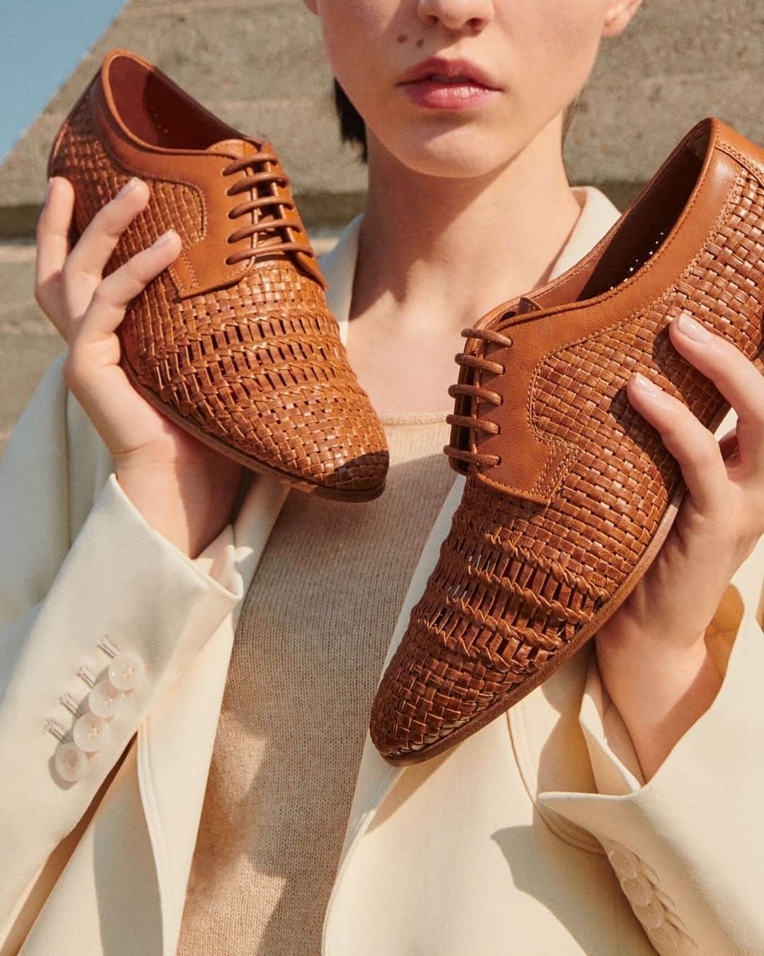 のインスタグラム：「Fine craftmansip and warm tones makes you feel irresistibly elegant. The perfect choice for your summer.  #Santoni #madeinSantoni #makersofbeauty #SantoniSS20」