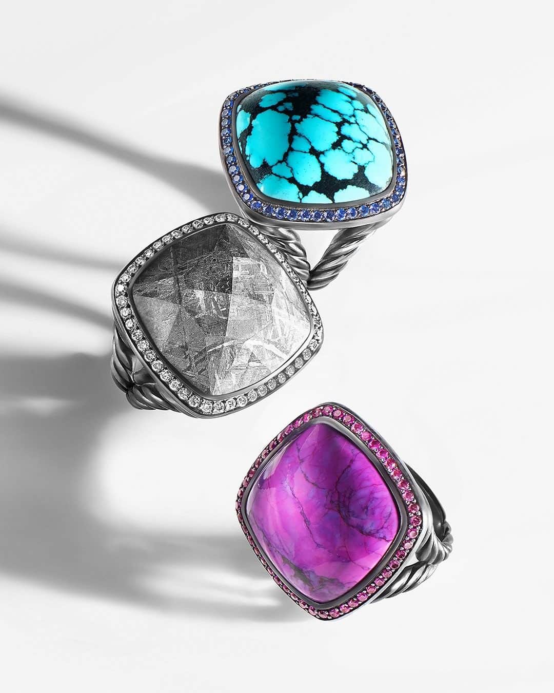 デビッドヤーマンのインスタグラム：「Our iconic limited-edition Albion® rings showcase hand-picked unique and exotic stones—many sourced from Arizona. #DavidYurman #DYRoadTrip」