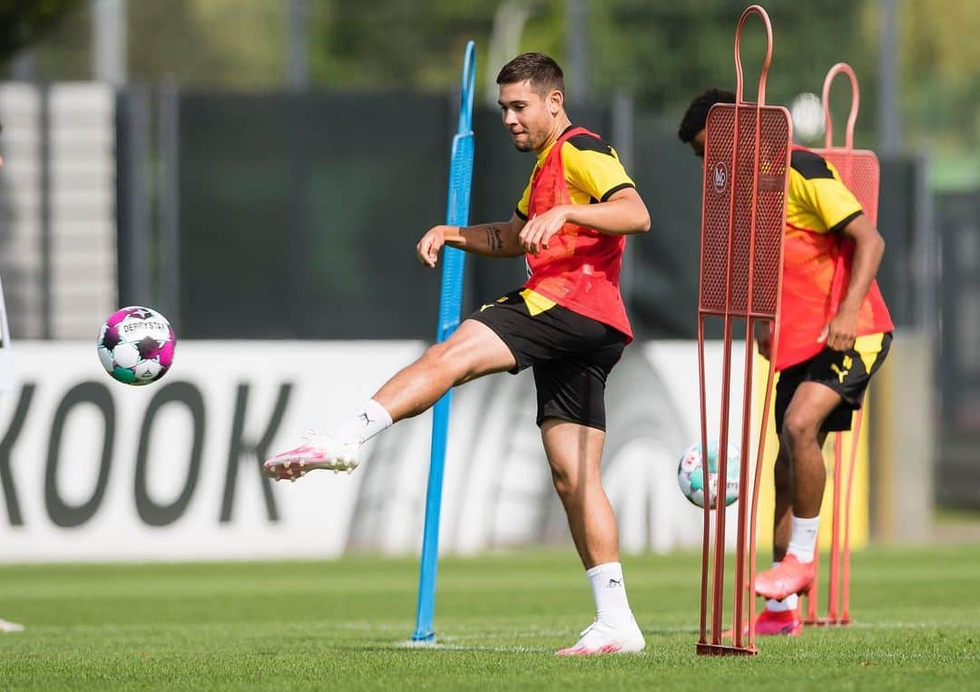 ラファエル・ゲレイロのインスタグラム：「First training . So nice to be back 👌 #bvb」