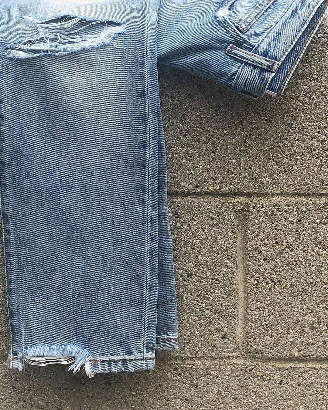 カレントエリオットのインスタグラム：「rooted in lived-in and loved denim, we distress all of our jeans by hand so that you can have that coveted vintage feel without having to do all of the breaking in / shop the newest distressed denim we can't get enough of in the link in our bio」
