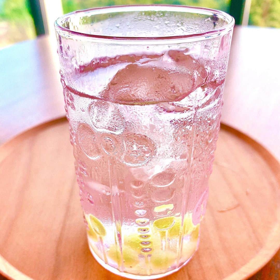 羽海野チカのインスタグラム：「大好きなグラスに炭酸水と葡萄の粒🍇 吸い込まれそうに綺麗な綺麗なピンクのグラス」