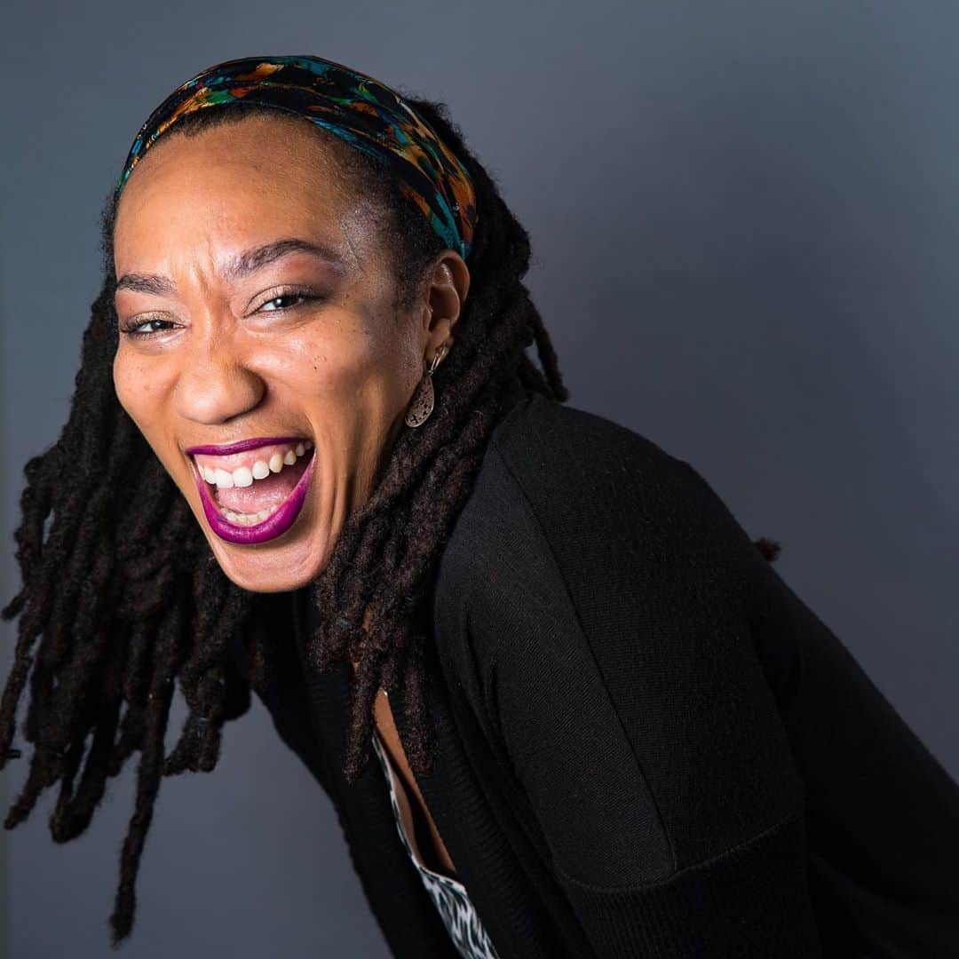 コリン・ドネルのインスタグラム：「👋🏾 Hello!  My name is @garliacornelia and I am a black Female Creative.  I am the Founder of @blackboardplays which was founded in 2008 And had a home @thecelltheatre until 2019.  I am a producer with the Obie Award winning @harlemnine producers of #48hoursinharlem.  I am a photographer, a Line Producer @publictheaterny and the NYC Chief Rep for PAAL @paaltheatre - I have two kids and am a single parent.  I am a Playwright and received my MFA from @newschoolperformingarts - My pronouns are: she/her and I have a stutter.  I have stuttered since I was 5 years old (shout out to @sayorg ). •  Colin and I were students @iutheatre together- I was also part of the stage management team for a production of Chess way back in the day (cue embarrassing photos!) •  IU was an exciting time for me as I leaned into the different ways I could express myself as a theatre artist.  I began on the stage management track, focused on directing and simultaneously sought to create space for the Black students within both the theatre department and at the University.  Telling Black stories through Theatre is not a new exploration for me.  It has been at the core of my work for nearly 20 years and shout out to Playbill for featuring me in July with an interview that detailed some of that work. •  🎭 Theatre is something that had been part of my life since I was in high school.  I was very involved in @marianriceplayers and before that, my father, Dr. James Allen Jones has been my biggest influence for my life in the theatre. He he had a theatre organization in the 60s and 70s and would take students from Detroit and the suburbs of Detroit to England to perform. •  I am excited to be here over the next couple hours and dive deep into my work. •  👉🏾👉🏾Follow me @garliacornelia and support me on Patreon!  I’ll put the link in the story, but @patreon is a space for artists to build a community that supports their work so that they can focus on growing what they do.  My patrons have been a wonderful support to me work over the years and I look forward to building the community in an effort to expand the work I’ve been doing to support Black artists and Black stories. #blackstoriesmatter」