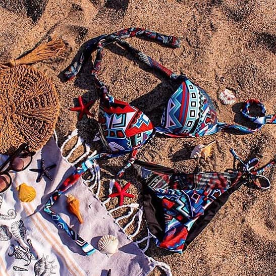 CALZEDONIAさんのインスタグラム写真 - (CALZEDONIAInstagram)「Choose the colors of the sea 🌊 [Bikini Giulia] #calzedonia #italianBeachwear #summer #bikini」8月4日 2時41分 - calzedonia