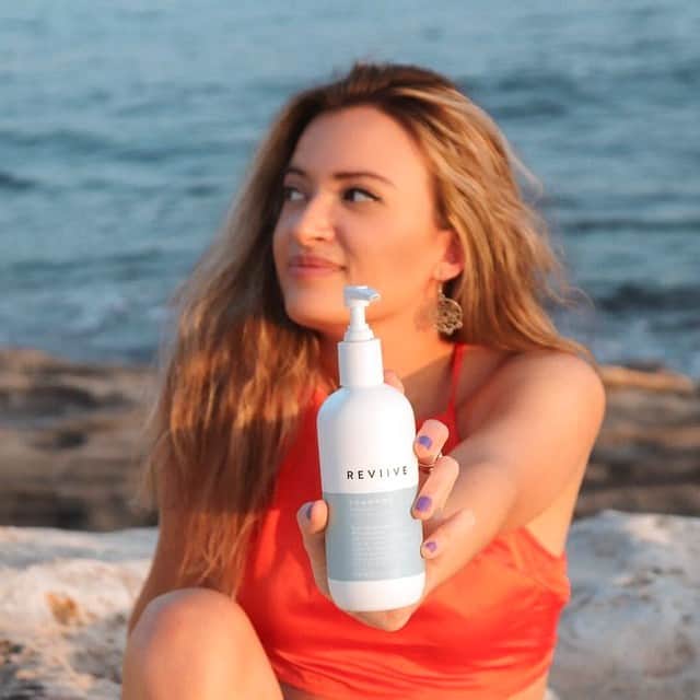 のインスタグラム：「Rise. Shine. Reviive.⁠ ⁠ Reviive™ personal care products 🚿 cleanse away impurities without introducing new ones. Toxin-free, our safe and effective formulas contain natural cleansing and conditioning extracts straight from Mother 🧖‍♀️ Nature.⁠ ⁠ 📷 @mirylue⁠ ⁠ ⁠ ⁠ ⁠ ⁠ #reviive #toxinfreeshampoo #toxinfreeconditioner #toxinfreebodywash #toxinfreetoothpaste #toxinfreeliving #toxinfree #ariixproducts ariixlife #ariix #ariix360 #naturalbeauty #cleanbeauty #beauty #skincare #naturalskincare #healthyliving #essentialoils #naturalliving #loveyourself #beautyproduct #lifeisgood #loveyourlife #networkmarketing #entrepreneur #business #success #entrepreneurship #entrepreneurlife #directsales⁣」