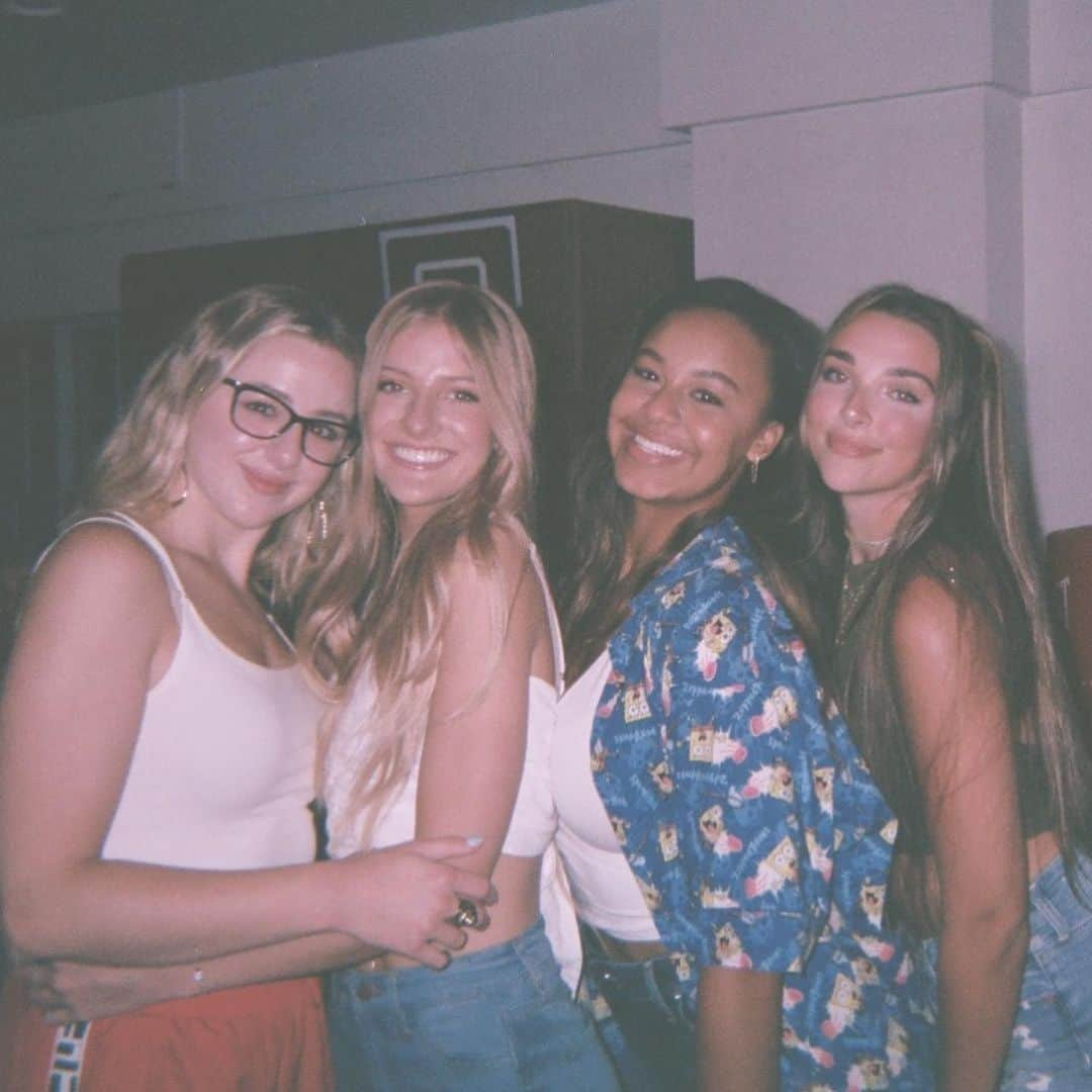 Nia Sioux Frazierさんのインスタグラム写真 - (Nia Sioux FrazierInstagram)「My friends and I on film🤍」8月4日 2時55分 - niasioux