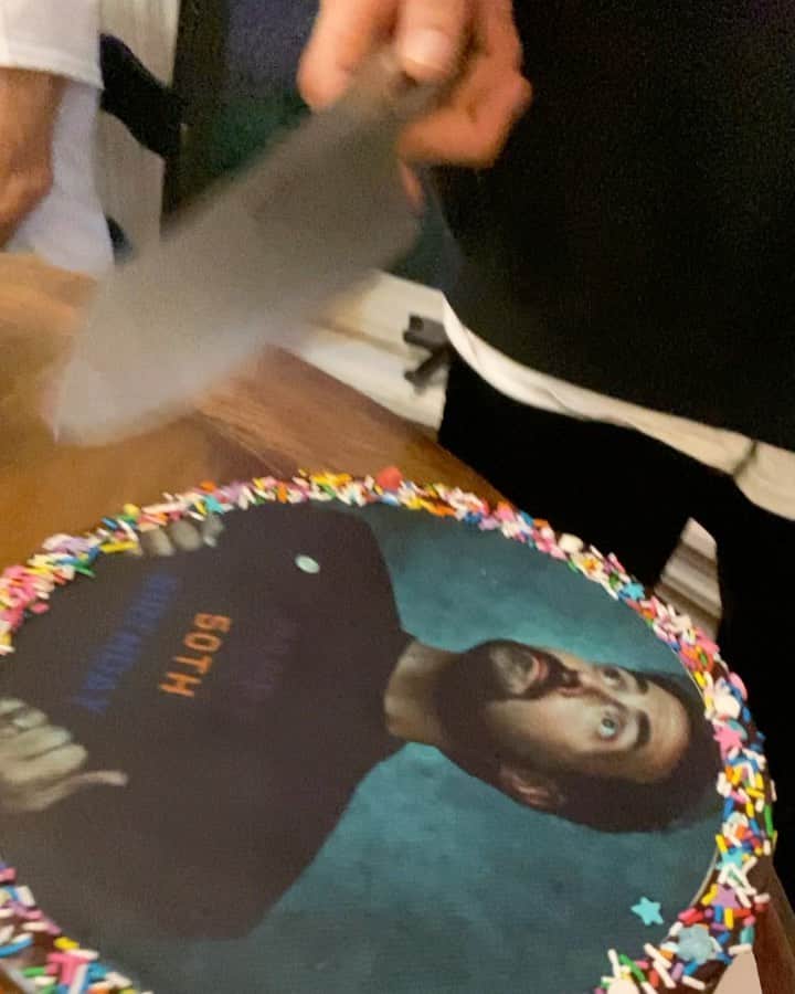 ケヴィン・スミスのインスタグラム：「“Let Him Eat Cake!” Had a fine 50th yesterday doing the “50 Years, 50 Questions” stream followed by dinner with @jenschwalbach, @harleyquinnsmith, @austinzajur, and Nan & Pop and an excellent Vegan cake (from @peachesbakeshop in #glendale). But when I gave my wife the knife to cut the cake, she went for my jugular instead. Looking forward to social-distantly seeing some of you tonight for a jolt of @jayandsilentbob Reboot at the #driveinmovie! #KevinSmith #50 #birthday #birthdayday2」