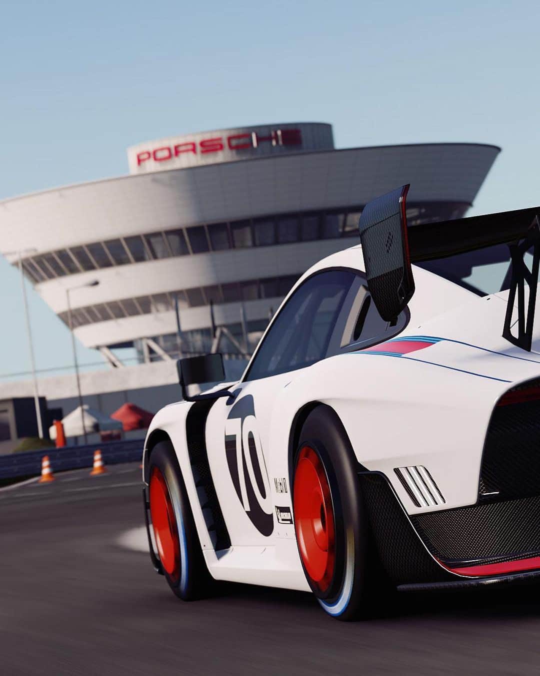 Porscheさんのインスタグラム写真 - (PorscheInstagram)「That’s what we call a blast from the past; the reimagined 935 combines heritage with stunning design and superior performance. Experience it for the first time in a racing sim, coming to @projectcarsgame 3 on 28 August, available for PC and consoles.」8月4日 2時58分 - porsche