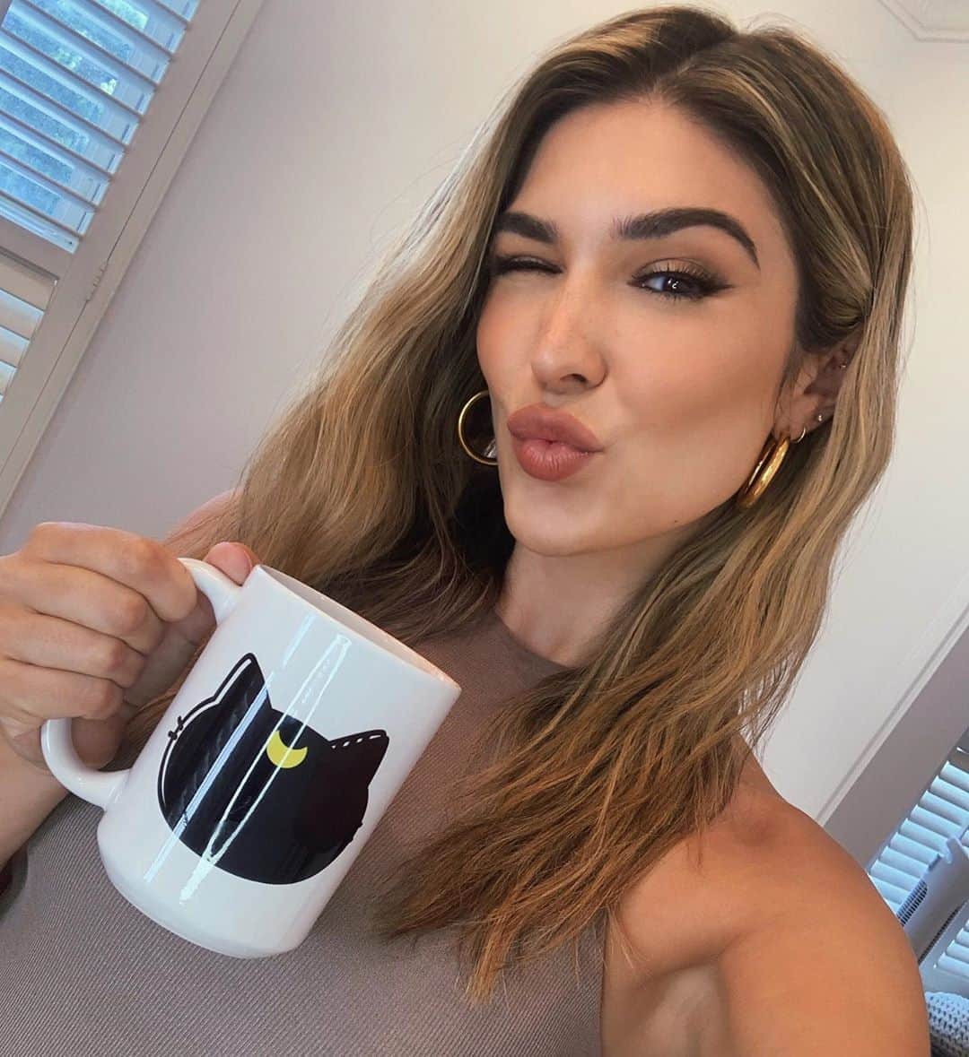 キャシー・ケリーのインスタグラム：「swipe for the pep talk i give to my coffee every morning」