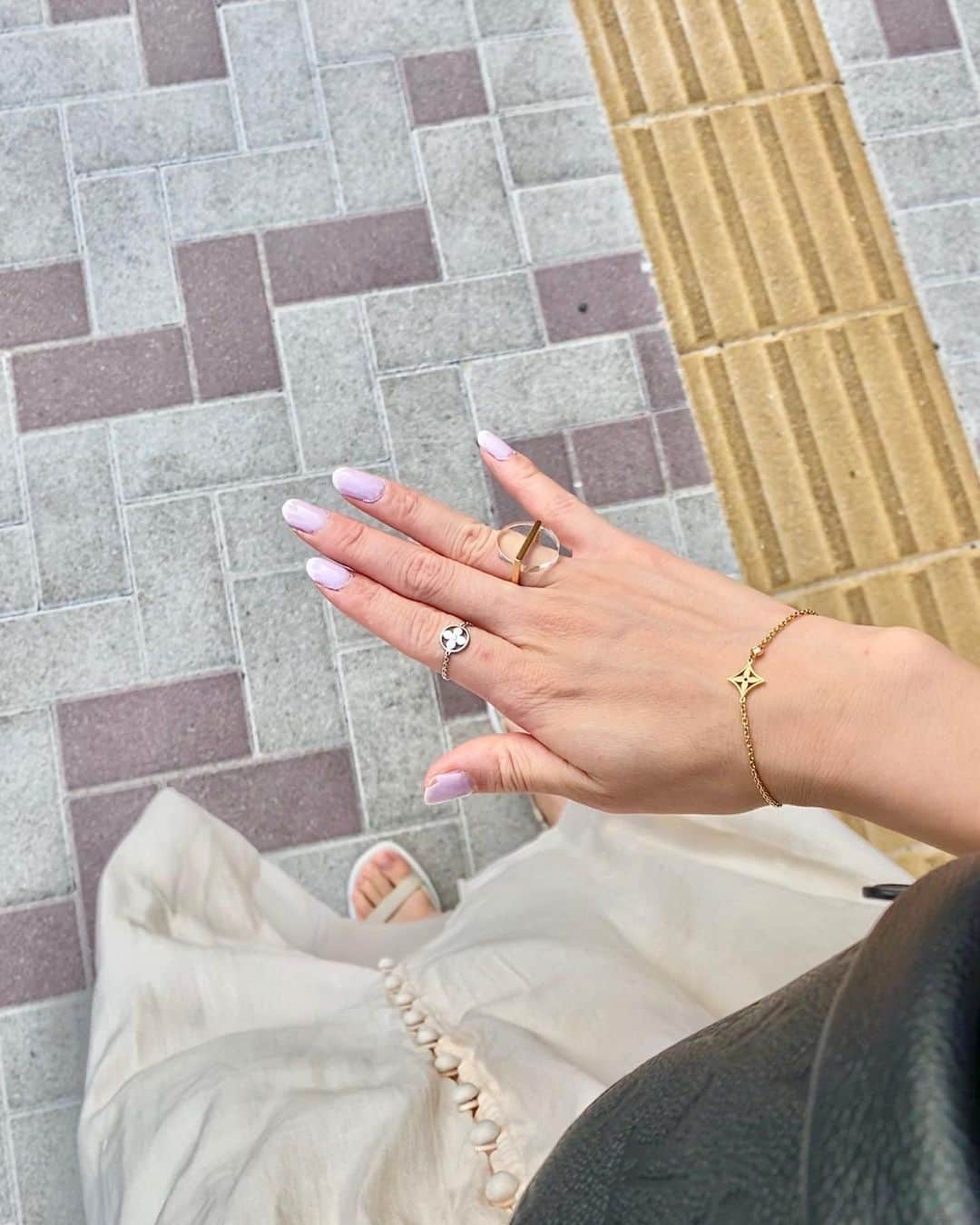 MelonHarunaさんのインスタグラム写真 - (MelonHarunaInstagram)「🍋🖤 ・ ・ 日本一のハッピー女子🕊れーなと たまたまリンクコーデ🤣🧡  可愛いんだから筋トレして ナイスバディなろー💃  友達とお揃いのクリアのリング💍 お気に入り…💎✨ご、ごひゃくぇ…、、ん (サンプルセールだったから)  #ootd #リンクコーデ#chanel#fashion #code」8月3日 18時19分 - melon_867