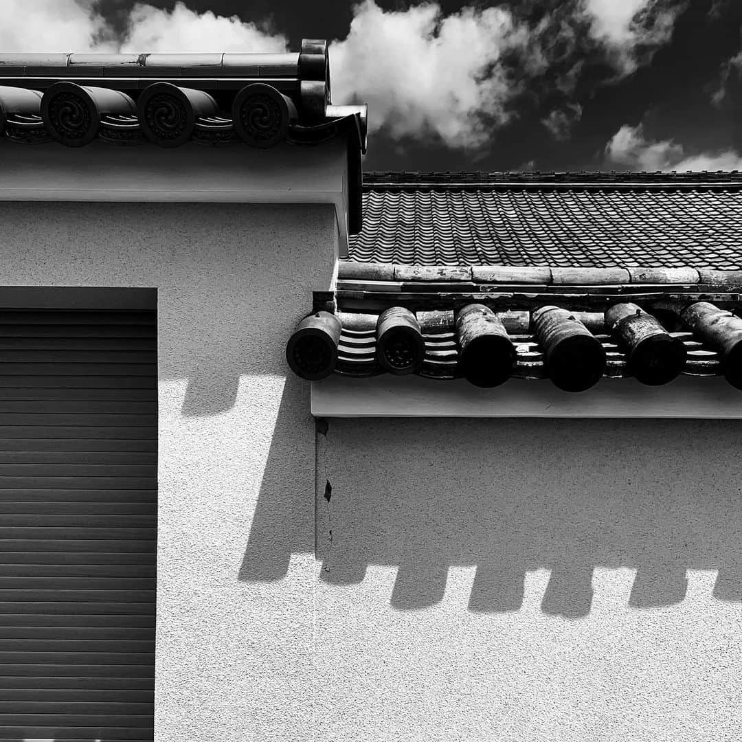 naotakeのインスタグラム：「塀 - A wall / iPhone XR & Snapseed, 20200804 . . コンパクトカメラを買うか、iPhone11Proのトリプルカメラで遊ぶか、iPhone12を待つか？ . . #spicollective #royalsnappingartists #infamous_family #rsa_main #infinity_photo_cult #2_fineart #jp_gallery_member #jp_gallery_bnw #trb_bnw #wp_bnw  #bnw_life #bnwlife_member #bnw_life_shots #bnw_captures #world_bnw #top_bnw #team_jp_ #team_jp_モノクロ #ig_energy_bw #ig_nihon #streetphotographybnw #igersjp #blackandwhite #bnw #bnwphoto #monochrome #bw #bnwphotography #ShotOniPhone #shotoniphoneXR」