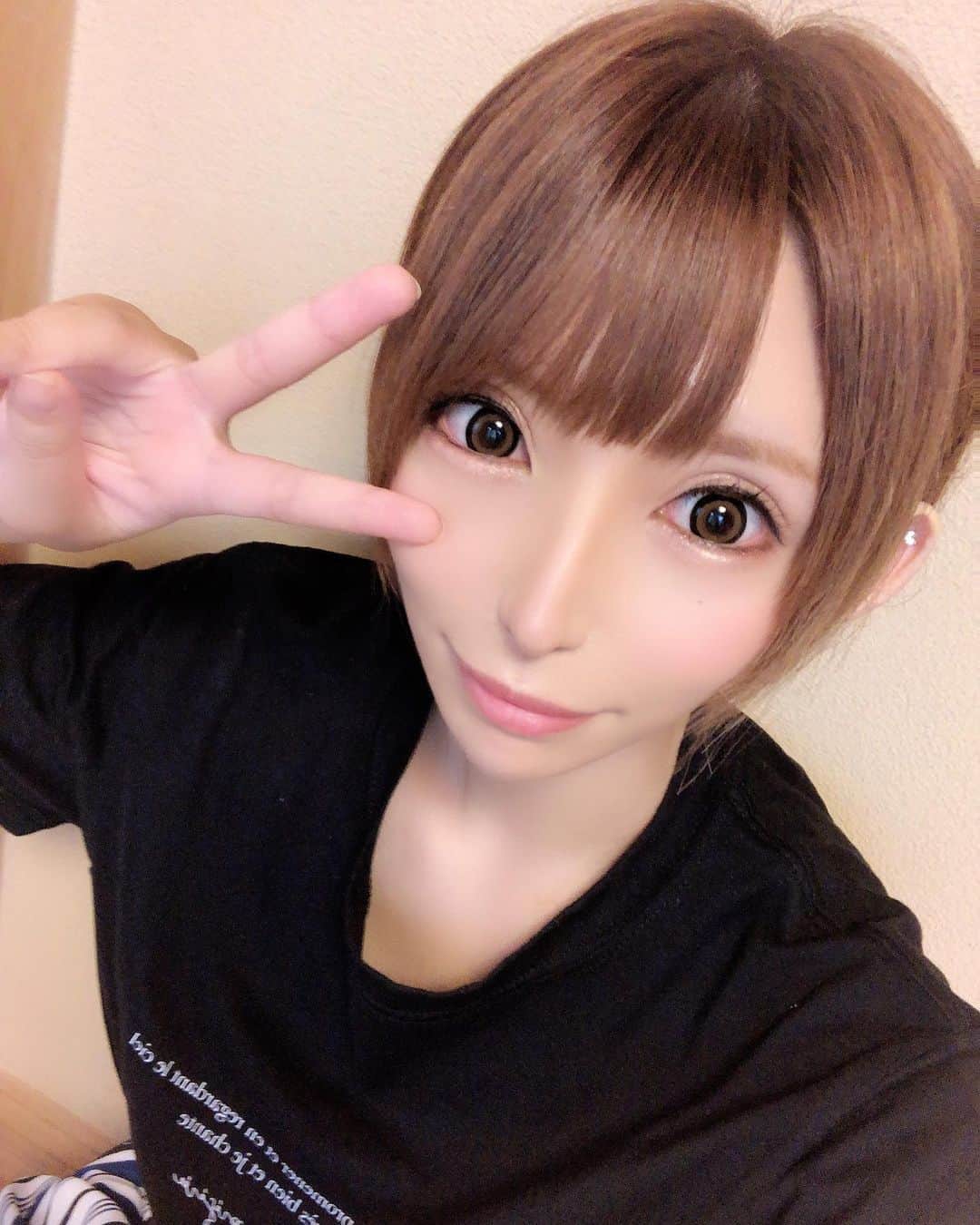 葉月七瀬のインスタグラム：「昨日、弟family来たから新しい化粧品でメイクした🧚🏻‍♀️✨ カラコン以外良き！ まだ新しいナチュラルカラコン開封してないから今度開封したい！ 近々まつ毛パーマもまた行くよん☺️ . ハイライトは見た目ギラギラだけど、ちゃんと馴染んだ🌟 アイシャドウはロイヤルブラウンで、このパレットのみで韓国アイシャドウでギラギラやめてみました👀 #makeup」
