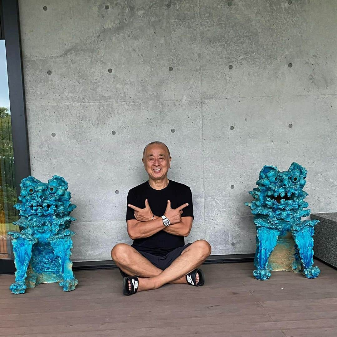 松久信幸さんのインスタグラム写真 - (松久信幸Instagram)「With Guardian lions 🦁🦁Shisa protects me 😊👍. #okinawa #shisa #シーサー  #okinawablue  #nobupose👈👉」8月3日 18時29分 - therealnobu