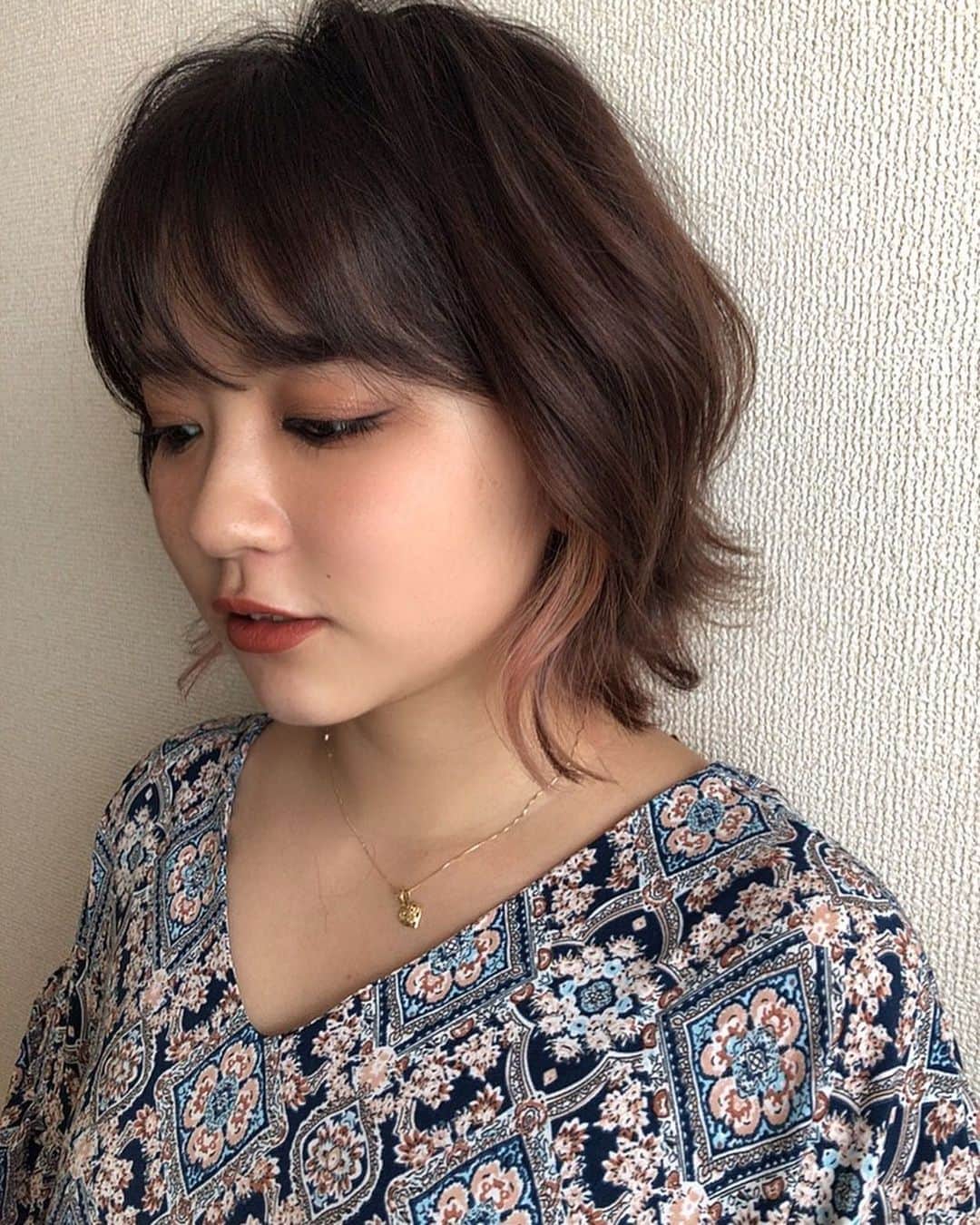 Shioneさんのインスタグラム写真 - (ShioneInstagram)「やっっっとインナーカラーを染めた🤎🤎 ㅤㅤㅤㅤㅤㅤㅤㅤㅤㅤㅤㅤㅤ 伸びすぎて半分くらいまで黒が出てきちゃってた🤣 ㅤㅤㅤㅤㅤㅤㅤㅤㅤㅤㅤㅤㅤ また根元染めてもらって今回はピンクにしてみたよ〜〜💗💗 ㅤㅤㅤㅤㅤㅤㅤㅤㅤㅤㅤㅤㅤ 髪の毛も伸びてきたなぁ🌼❤︎ ㅤㅤㅤㅤㅤㅤㅤㅤㅤㅤㅤㅤㅤ 今回もお家で @minamongmong にやってもらった✨ いつもありがとうね〜〜〜！！！ ㅤㅤㅤㅤㅤㅤㅤㅤㅤㅤㅤㅤㅤ  #instagram  #liquidlipstick  #japan  #メイク  #YouTube  #cosmetics #love #me #makeup  #fashion #メイク動画  #メイク #コスメ #shii_hair🌹 🌹#Libecka #libeckabyshii #youtuber #youtube #motd #クリスタル #アウター #しまむら #プチプラコーデ #低身長コーデ #低身長ファッション  #オリジナルブランド #リベッカ #ヘアスタイル #ヘアアレンジ #イヤリングカラー」8月3日 18時31分 - shione__1101
