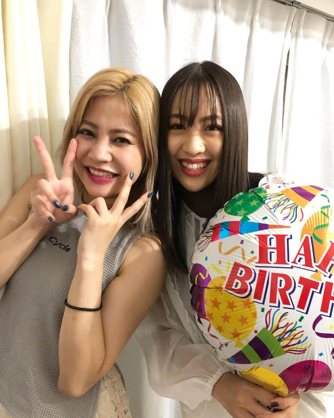 moca さんのインスタグラム写真 - (moca Instagram)「お誕生日おめでとう🥰❤️﻿ 昨日はひびきちゃんちに﻿ メンバーとサプライズ突撃訪問しました🎂﻿ 23歳いい年にしようね☺︎☺︎☺︎﻿ ﻿ そして写真集発売おめでとう！！﻿ ひびちゃんの魅力が﻿ 沢山の人に届きますように🥰」8月3日 18時32分 - moca_lol