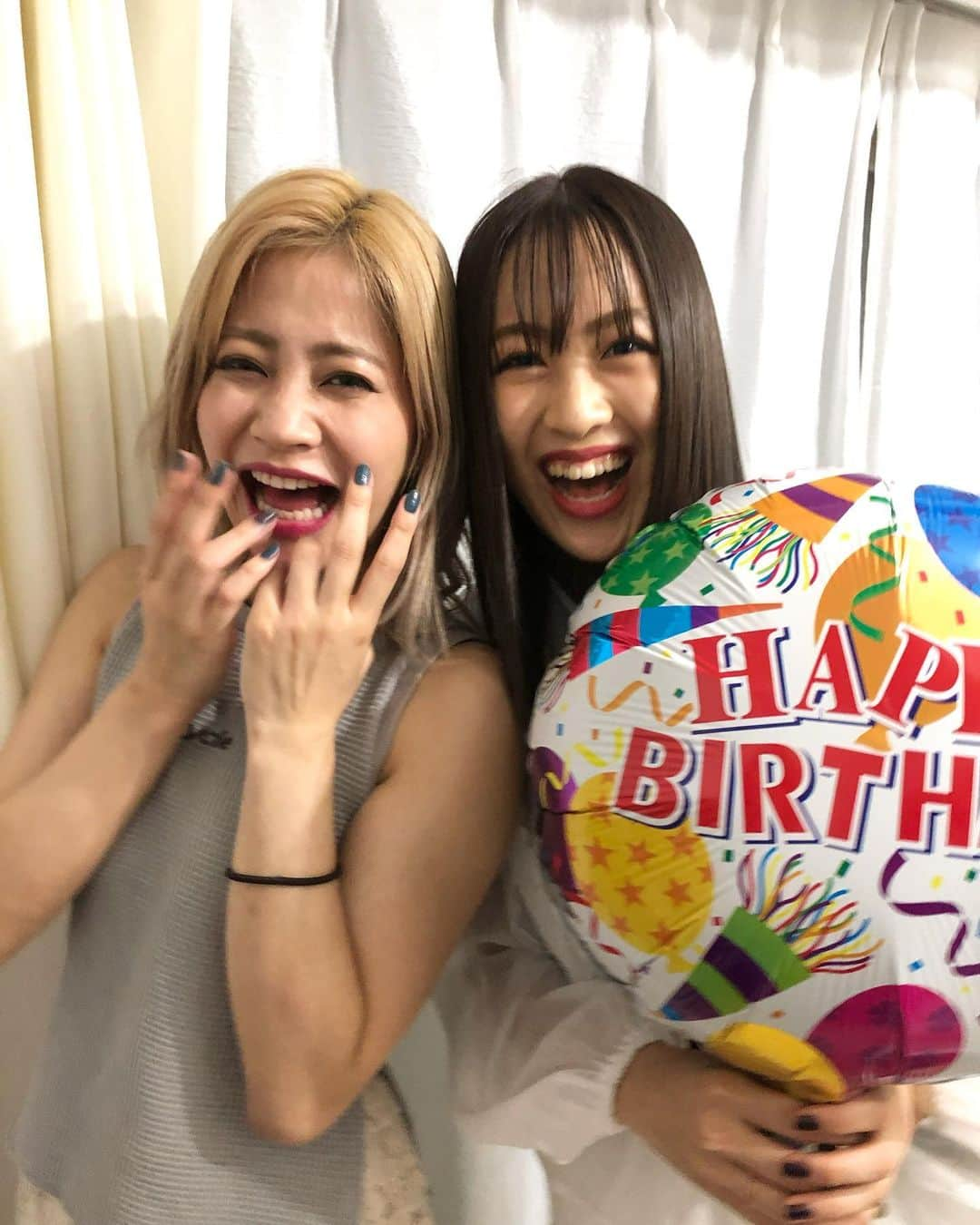 moca さんのインスタグラム写真 - (moca Instagram)「お誕生日おめでとう🥰❤️﻿ 昨日はひびきちゃんちに﻿ メンバーとサプライズ突撃訪問しました🎂﻿ 23歳いい年にしようね☺︎☺︎☺︎﻿ ﻿ そして写真集発売おめでとう！！﻿ ひびちゃんの魅力が﻿ 沢山の人に届きますように🥰」8月3日 18時32分 - moca_lol