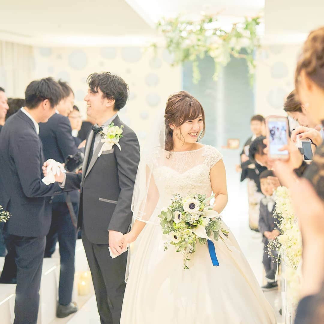 オードヴィーウェディング【名古屋・結婚式場】 さんのインスタグラム写真 - (オードヴィーウェディング【名古屋・結婚式場】 Instagram)「. #パーティレポート . 「Story of I & 「　」」 . お付き合いから当日まで決してながい時間ではなかったふたりが、この時間は決して二人だけのことを語るのではなく、未来へと向かうふたりが歩んできた過去の思い出を振り返りながらゲスト一人ひとりとの思い出をパートナーと語りあう時間にしたい。 . Story of I & 「　」 〜私の大切な人とのストーリー〜は そんな意味になります。 . ゲストとの思い出写真をフレームに飾り席札代わりにしました。 席札写真のフレームを開くと二人からのメッセージが表れます。 . パーティー終盤で流した映像の最後にふたりが自宅で席札写真にメッセージを書き、結婚式当日その写真を席に置くシーンを入れて、自然とメッセージに気づいてもらえるようにしました。 . ゲストの皆様にもより温かい気持ちで見守っていただけるようにパーティーを先にしてゲストと打ち解けたあとに挙式をおこないました。 . 最後の言葉を伝え、退場するふたりをつつむ拍手はこれまでの時間の中でも一番温かく、ふたりが大切にしたかったゲストとの繋がりを最大に感じられるセレモニーとなりました。 . #オードヴィー花嫁 #edvwedding  #レストランウェディング  #名古屋 #名古屋プレ花嫁  #オペラ名駅 #theopera #wedding #instagood  #photooftheday」8月3日 18時33分 - eaudevie_wedding.edv