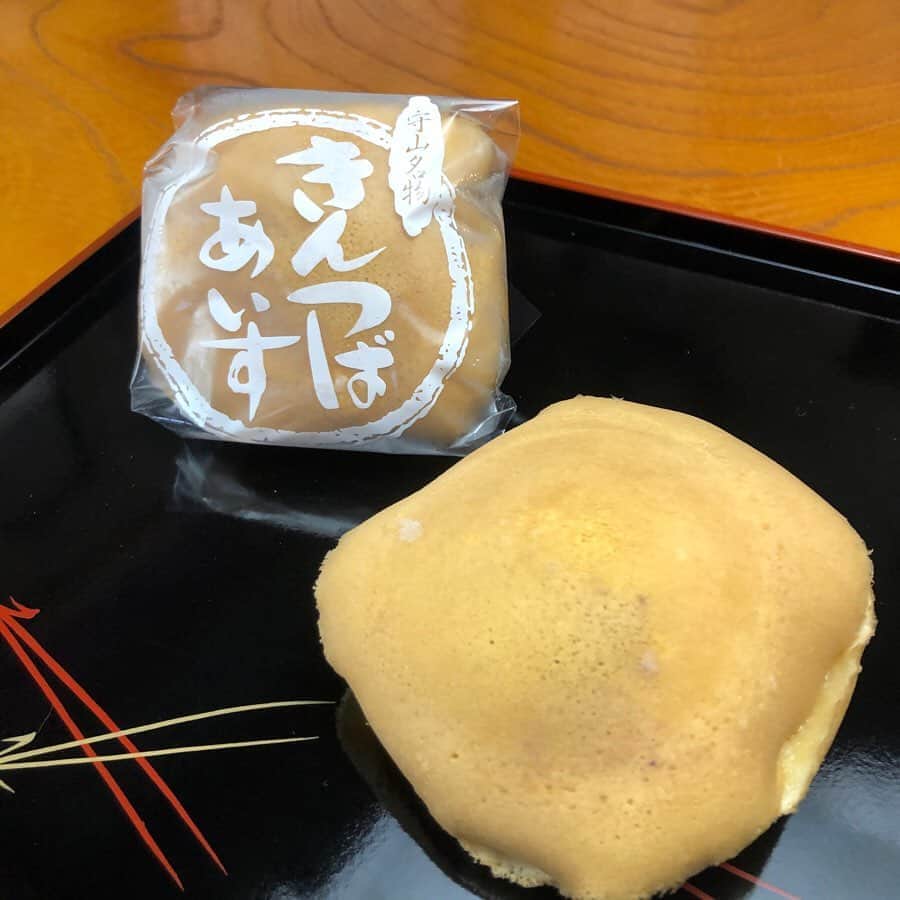 南條早紀のインスタグラム：「きんつばアイス❤️ . フルサタ！ひんやりスイーツ特集で 取材させていただいたきんつばアイス！ . きんつば一筋百余年の 老舗きんつば専門店「まつしまや」さん！ . 暑い夏にもひんやりときんつばを楽しんでほしい！と きんつばアイス用に薄く生地を焼き上げ たっぷりのアイスとこだわりのあんこを バランスよく挟んだ一品。 . これが、とってもおいしかった🥺❤️ 生地が優しい甘さでふわっと柔らかい！ なかにはバニラアイスがたっぷり🍨 ひんやりしたアイスの後、 後から追いかけてくるあんこは、 もちろんお店オリジナル。 あずきの風味が生きた甘さ控えめの餡で 皮×アイス×あんこのバランスが最高でした🤤❤️ . . わたしがいただいたバニラの他に抹茶、 さらに期間限定で黒蜜きなこや黒ごまもあって 食べ比べるのも楽しそう\( ˆoˆ )/✨ . . 生地でサンドされているから、 溶けても手が汚れにくくて すぐアイスが溶けちゃう暑いときも 食べやすいというのも素敵🌻 ドライブのお供にもいいかも❤️ . . こちらのきんつばも、きんつばアイスも、 店舗以外では食べられないそう😳✨ お店のご主人もお茶目で素敵な方なのでぜひ😊 . . 本当にオススメしたい、 ひんやり和スイーツでした🥰 . . #富山県 #高岡市 #富山 #高岡 #toyama #takaoka  #ひんやり #スイーツ #ひんやりスイーツ #和菓子 #きんつば #専門店 #まつしまや #きんつばアイス #和スイーツ #アイス #あんこ #あんこスイーツ #あんこ好き #富山スイーツ #高岡スイーツ #グルメ #富山グルメ #高岡グルメ #美味しい #富山テレビ #フルサタ #特集 #アナウンサー #南條早紀」