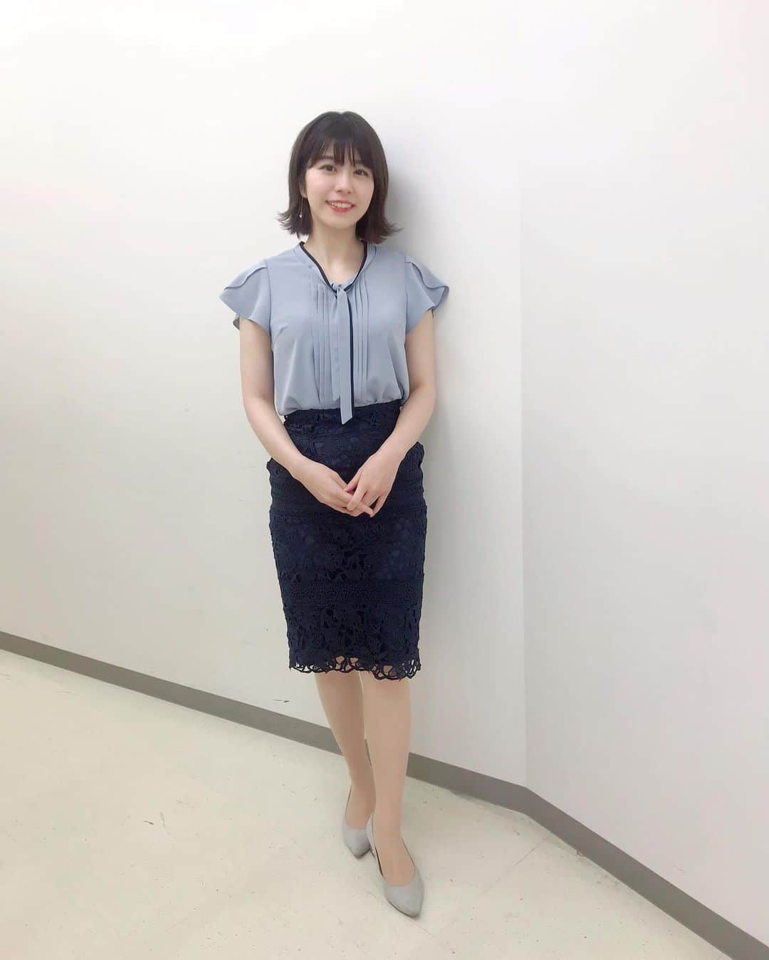 のインスタグラム：「. この後21:00〜バラダン生放送です☺️ 東京MXが見られない地域でも、 エムキャスというアプリでご覧いただけます📱✨ . そして、 あす4日(火)22:00〜ニュース女子 5日(水)20:30〜Abemaミッドナイト競輪です🌸 どれも違った面白さがある番組なので、 ぜひ全部ご覧くださーい🥳笑 . 衣装 @mischmasch_official  #写真はニュース女子の収録のです #腕むちむち #手が大きいのは隠せてる」