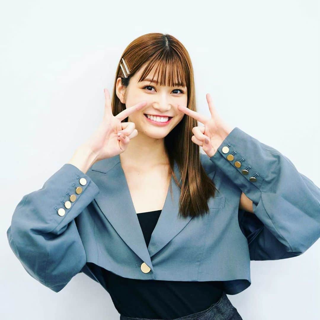のインスタグラム：「8月号の連載て、愛用バッグと中身を披露してくれた #生見愛瑠 さんのインタビューを公開中。  https://fineboys-online.jp/interview/detail.php?id=2811  いろいろな質問にきちんと答えていただき、ボリューム満点なページになってますので本誌と合わせてお楽しみください！ #めるる #はっぴーす #モデル #ポップティーン #恋する週末ホームステイ #インタビュー #ファインボーイズ #fineboysmagazine  #fineboysonline」