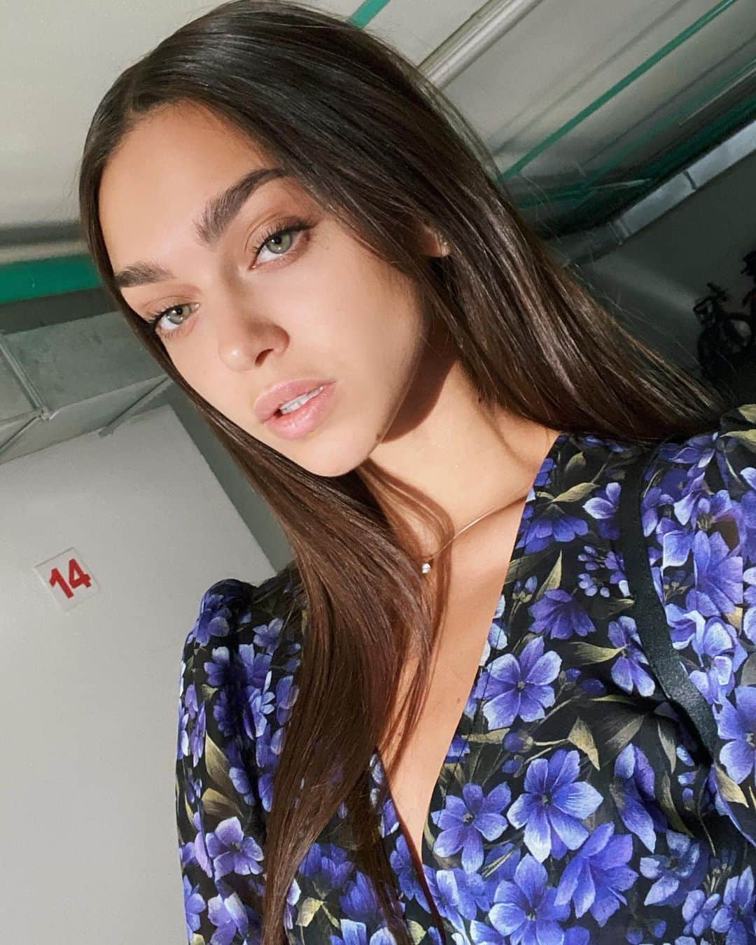 Zhenya Katavaのインスタグラム：「Вроде только похорошела, а подписчиков становится меньше ... в чем подвох ?🧐 Наверное не похорошела 😅 или нужно в TikTok уходить... ну или айфон разыграть)」