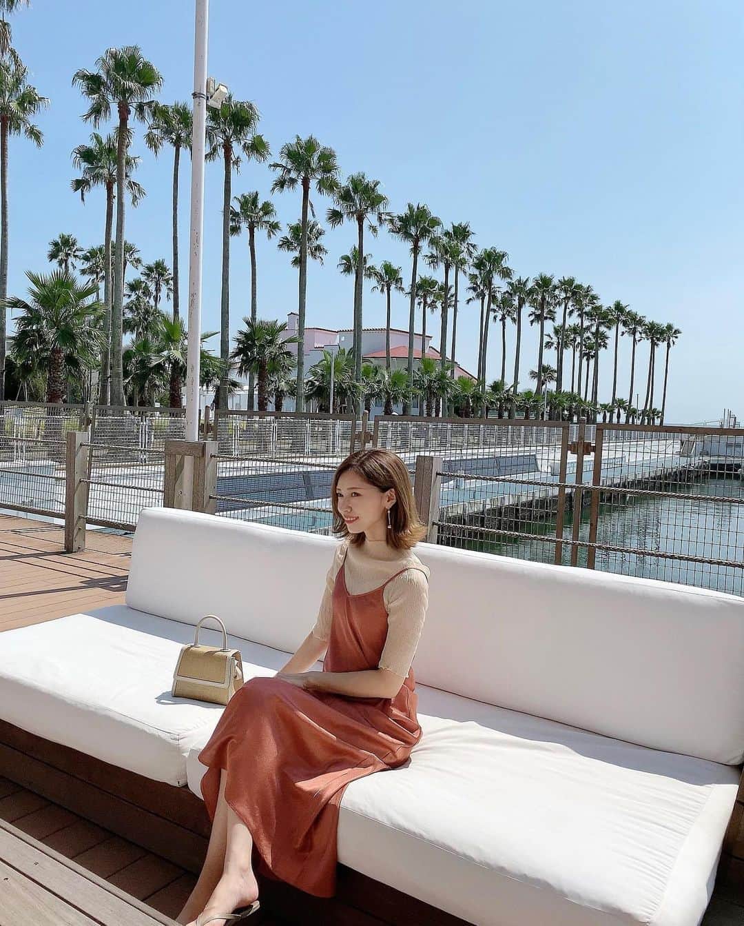 石黒美帆のインスタグラム：「*﻿ 🌴﻿ ﻿ @akte_official の展示会で一目惚れした﻿ サテンワンピースでお出掛け。﻿ ﻿ イエベ秋さんにピッタリなカラー🧡﻿ ﻿ ﻿ #fashion#fashionstyle#fashiongram#instafashion#outfit#ootd#dailylook#akte#vasic#zushi#tkees#패션#오오티디#ファッション#コーデ#サテンワンピース#アクテ#夏服#夏コーデ#ブラウンコーデ#逗子#逗子マリーナ」