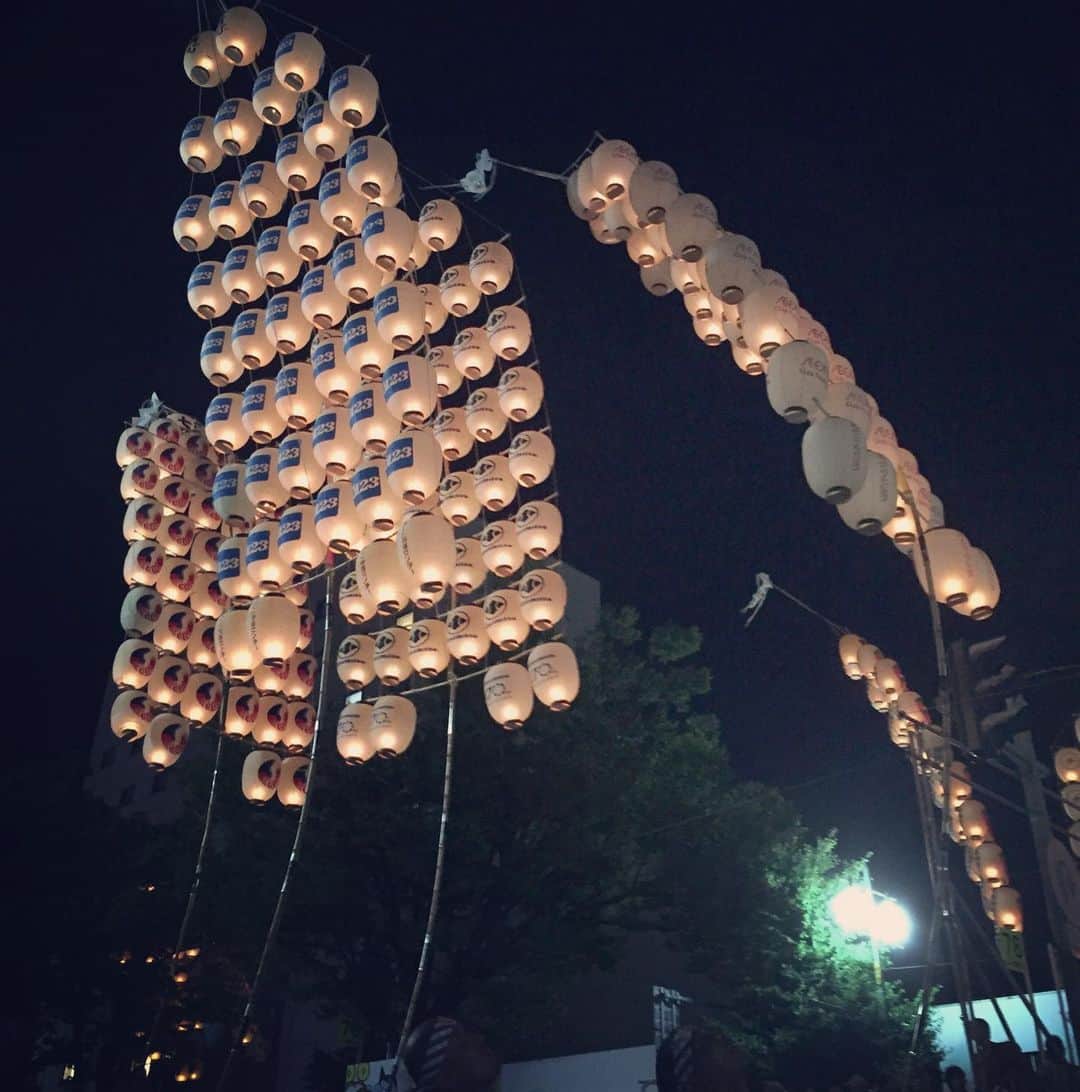大手小町さんのインスタグラム写真 - (大手小町Instagram)「どっこいしよーどっこいしょ！本来なら東北は夏祭りの時期。秋田の竿燈まつり、残念ながら今年は中止です。賑やかななかに少し物悲しさが漂う感じが、またいいんですよね。来年は開催できることを願っています。  #otekomachi #大手小町 #秋田 #竿燈まつり#女子旅行 #ひとり旅女子 #tohoku #akitalove」8月3日 18時47分 - otekomachi